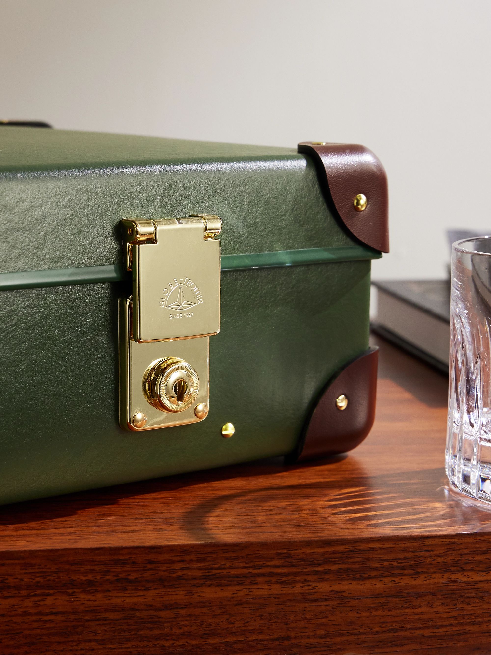 GLOBE-TROTTER 