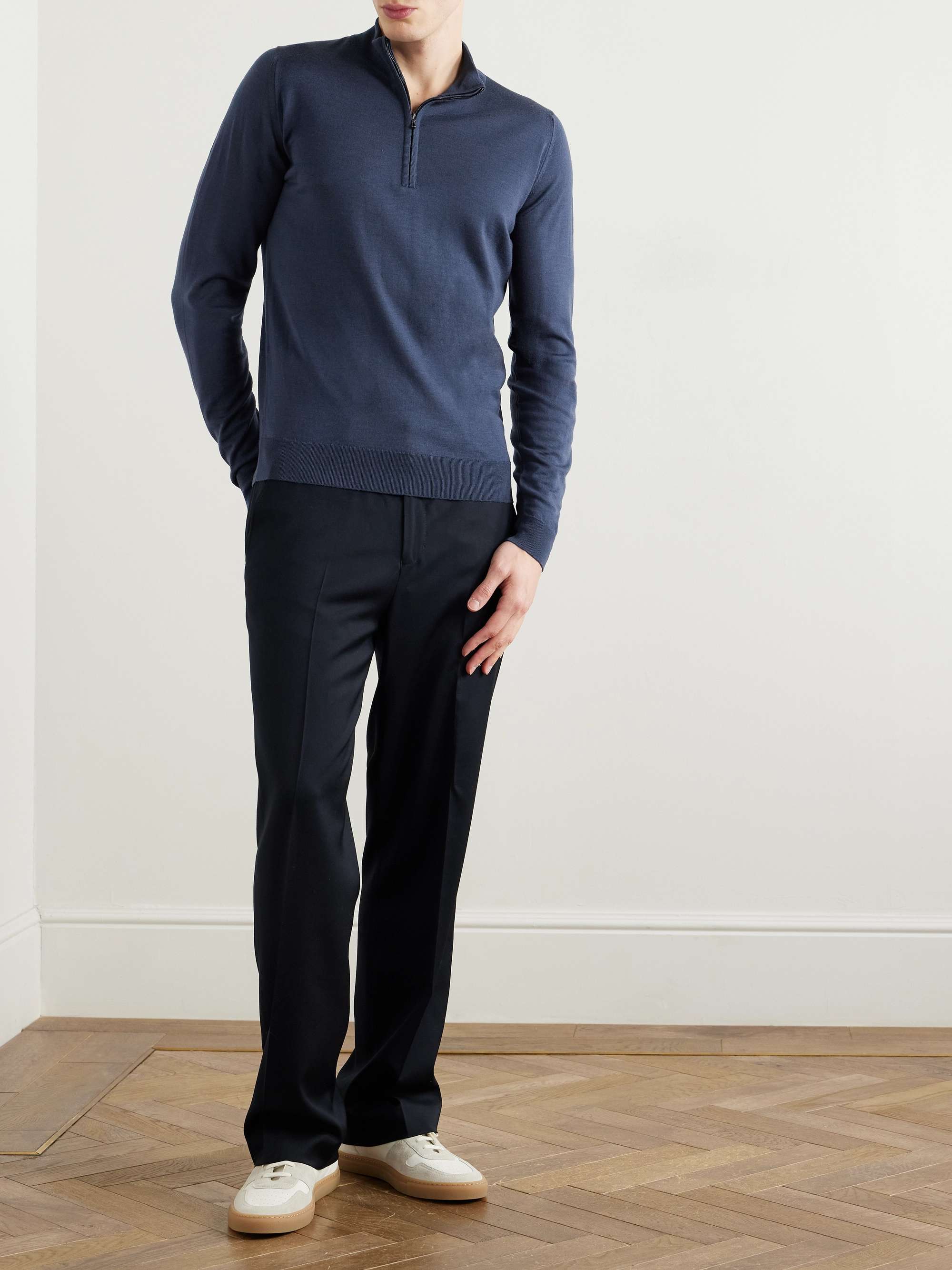 JOHN SMEDLEY كنزة بسحاب نصفي من صوف المارينو بقصة ضيقة
