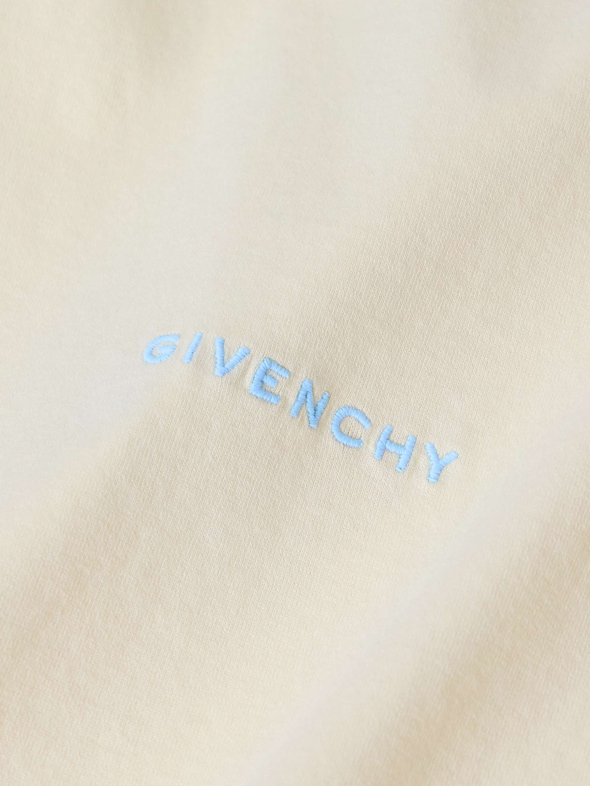 GIVENCHY 