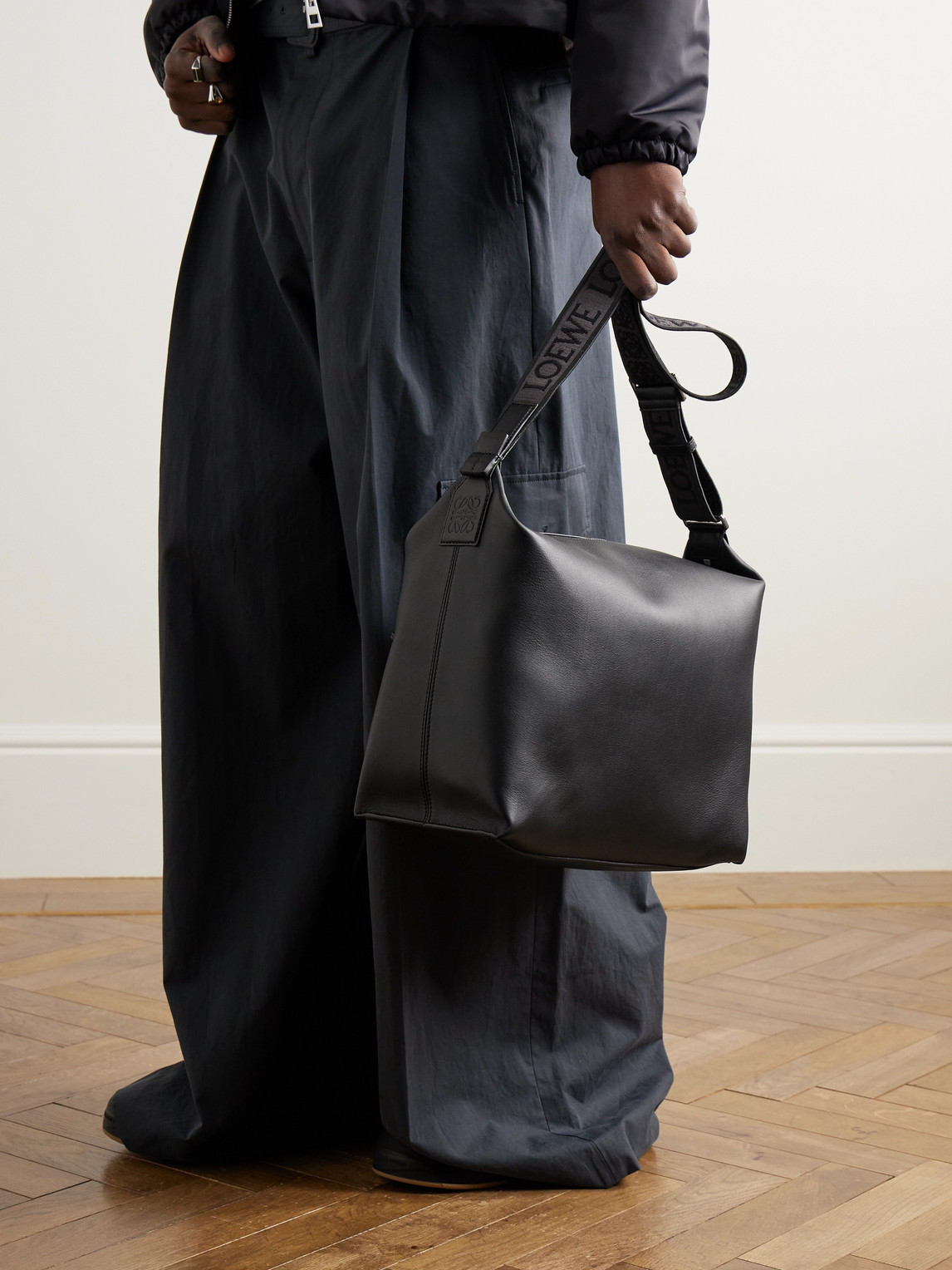 Loewe Cubi Leather Messenger Bag In Black