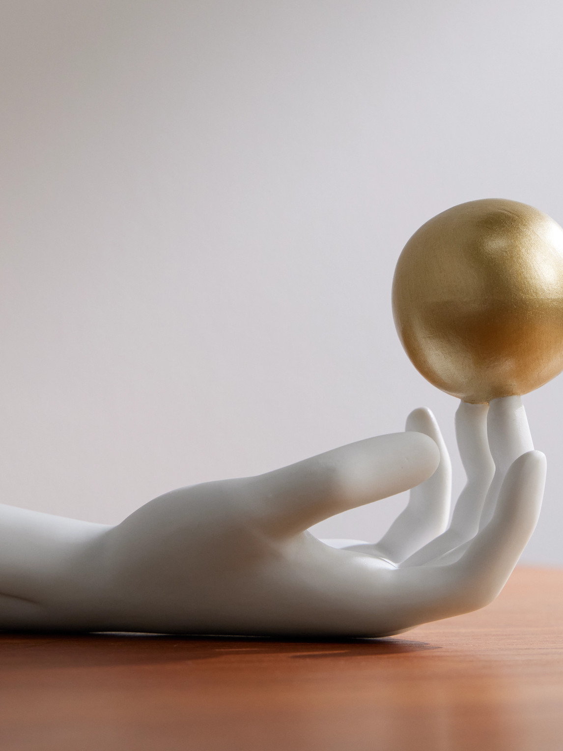 L'objet Atlas Gold-plated Porcelain Incense Burner In White