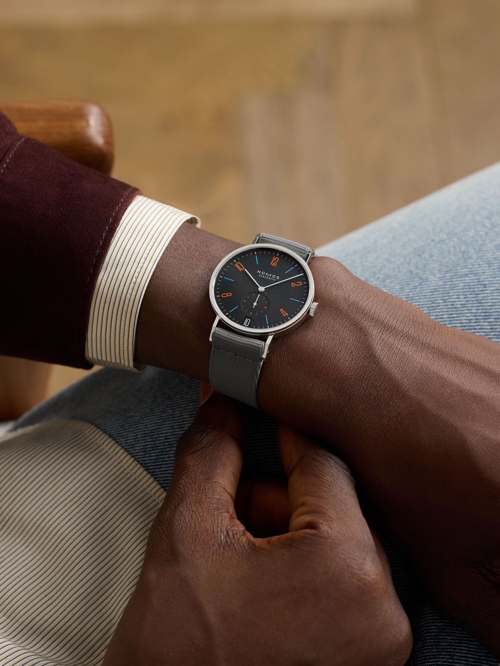 Tangente 38 Date Dunkelbunt – 37,5 mm Uhr aus Edelstahl mit  