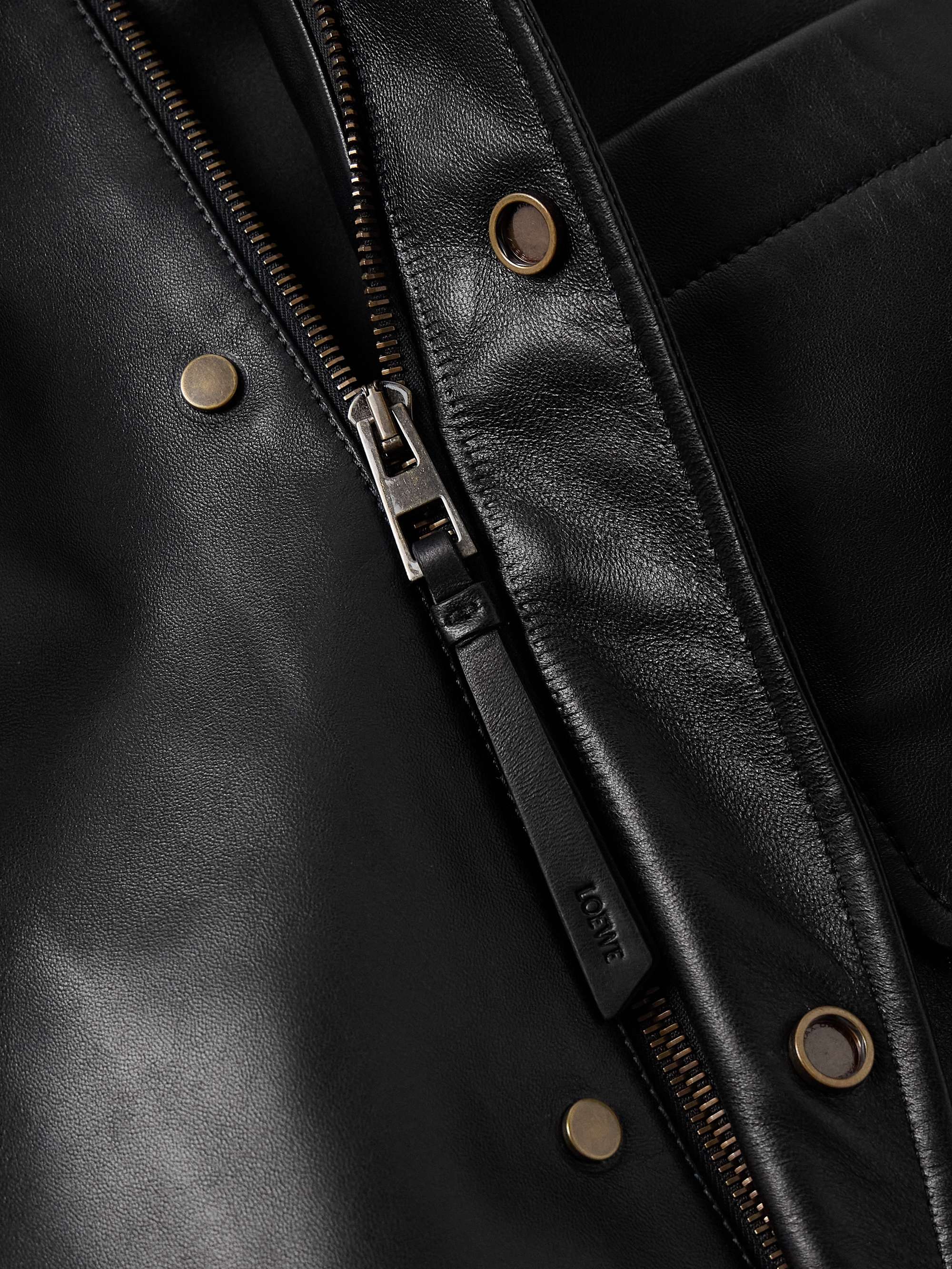 LOEWE レザー オーバーシャツ デボスロゴ入り | ミスターポーター LOEWE レザー オーバーシャツ デボスロゴ入り | ミスターポーター