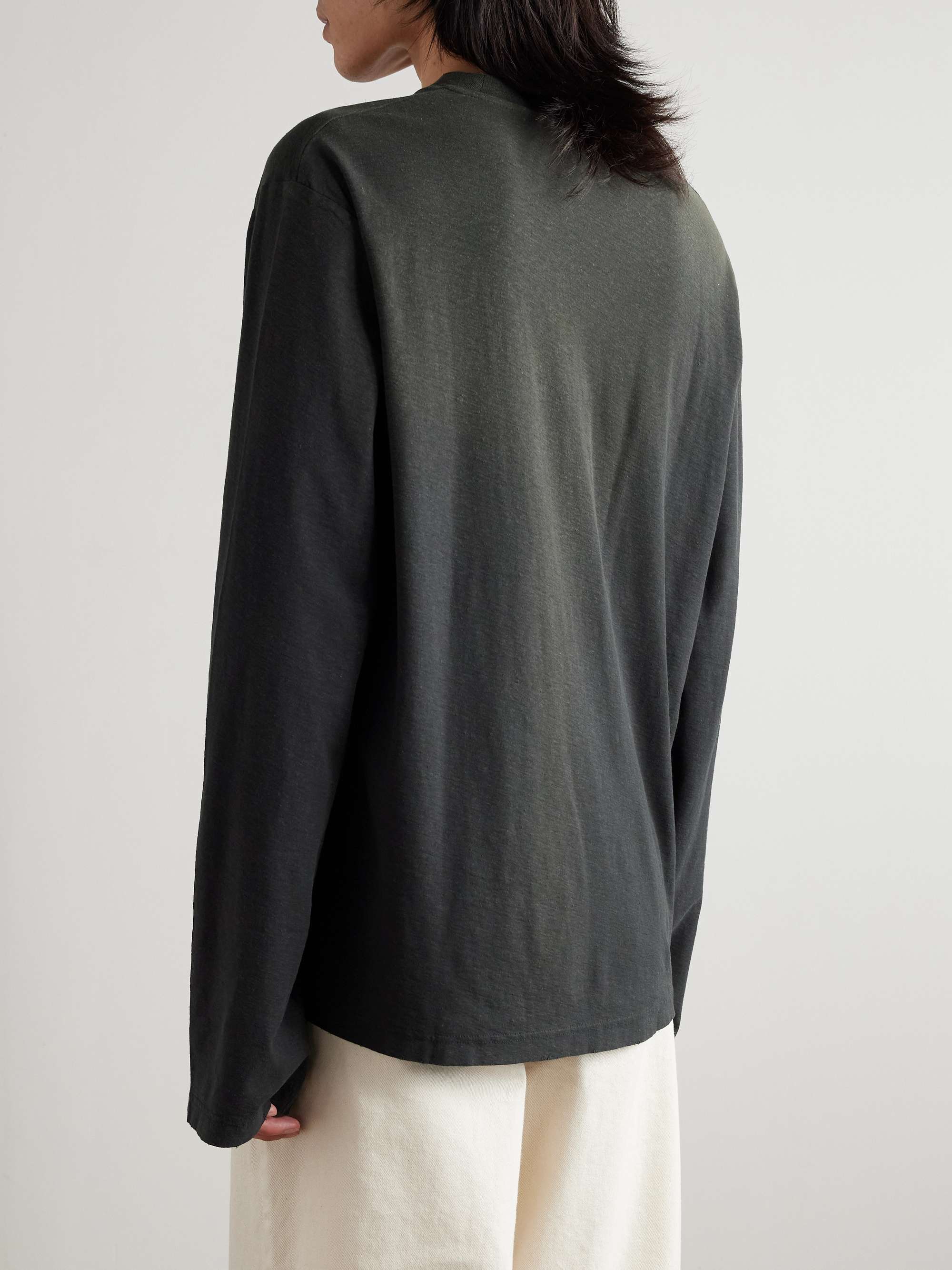 ACNE STUDIOS تي شيرت Edden U 1996 من مزيج القطن والقنب بتأثير معتق ومزين بطبعة شعار العلامة