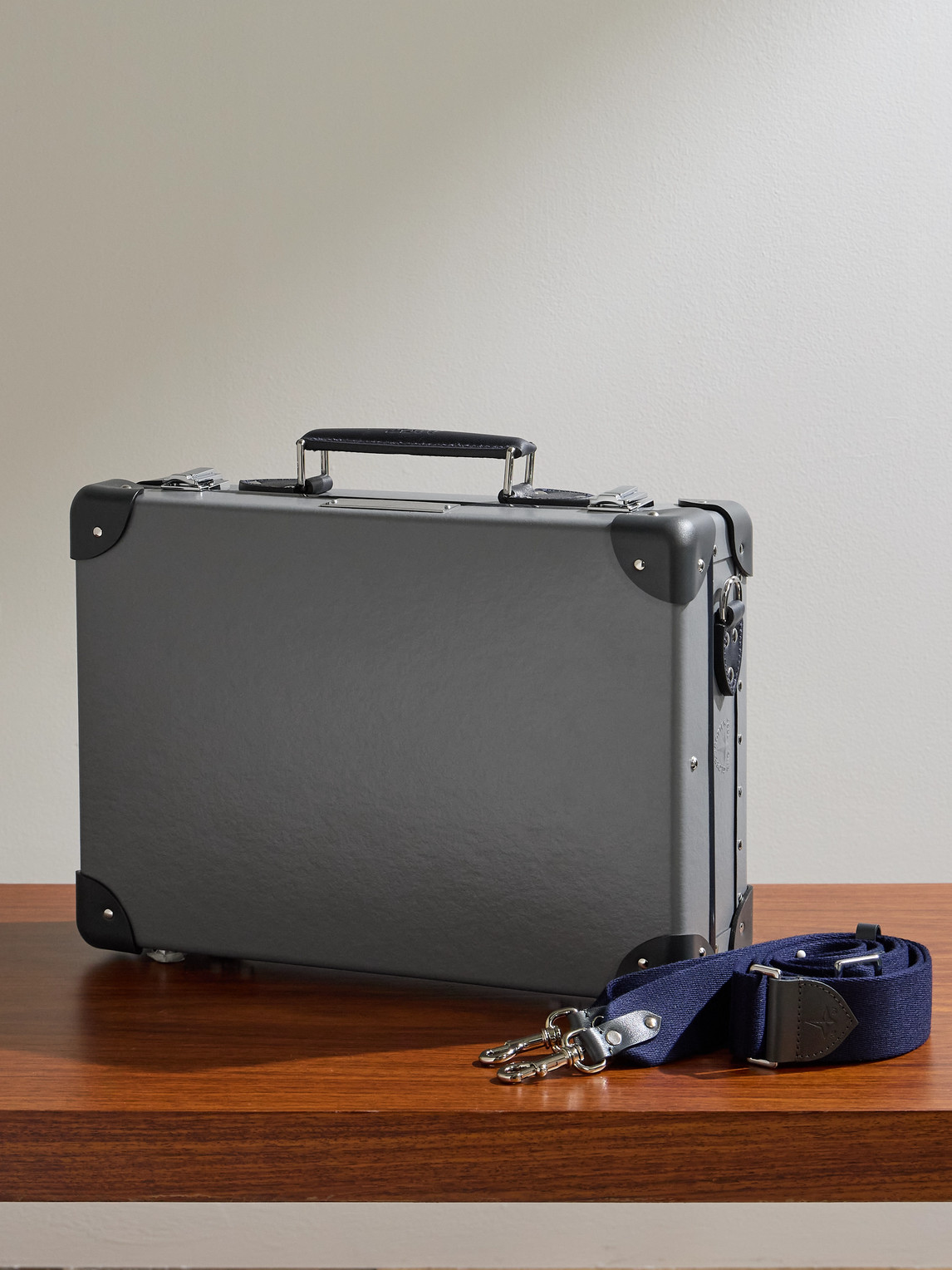 Globe-trotter 007 No Time To Die Leather-trimmed Vulcanised Fibreboard Attaché Case In Gray