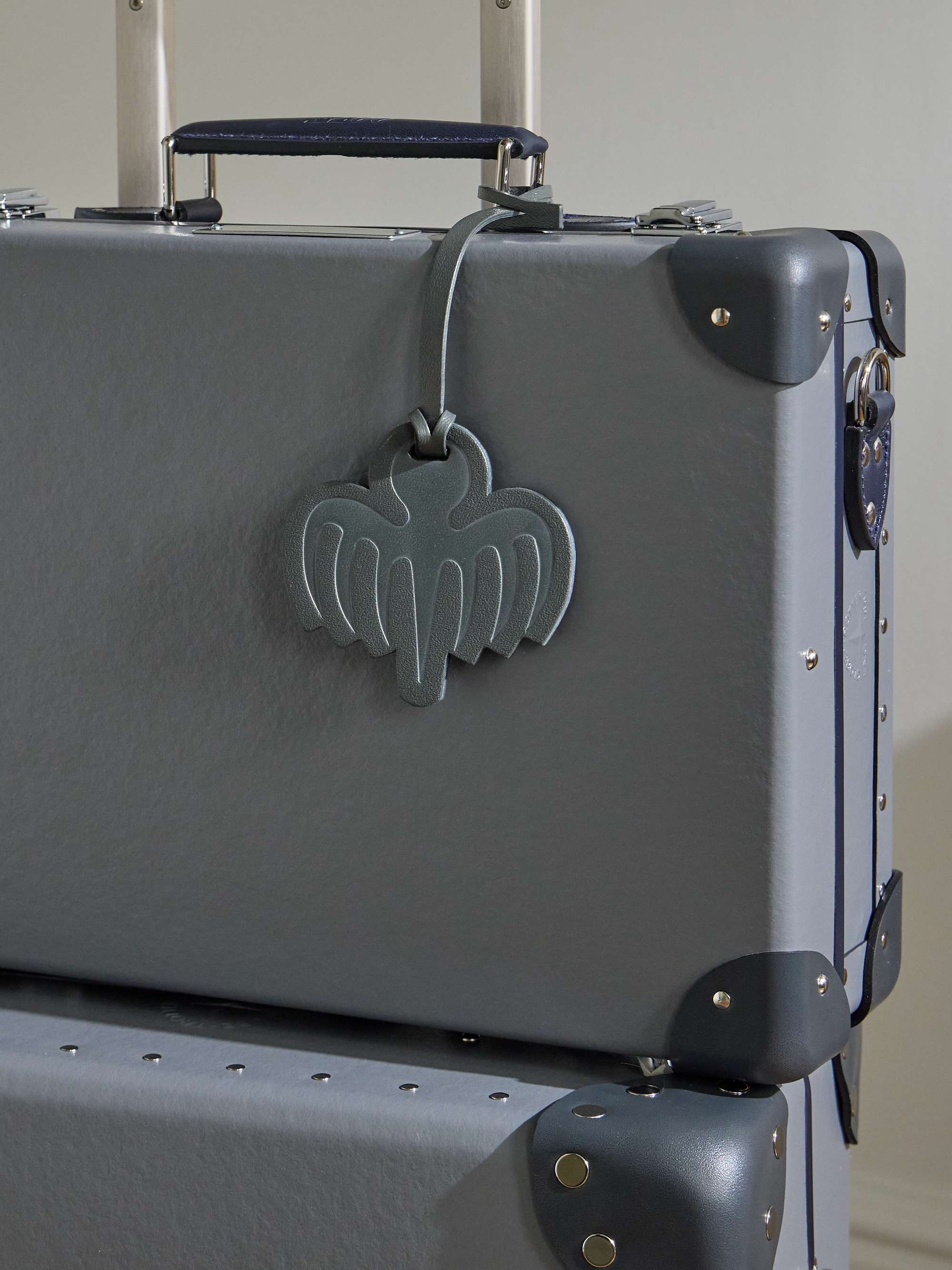 GLOBE-TROTTER 