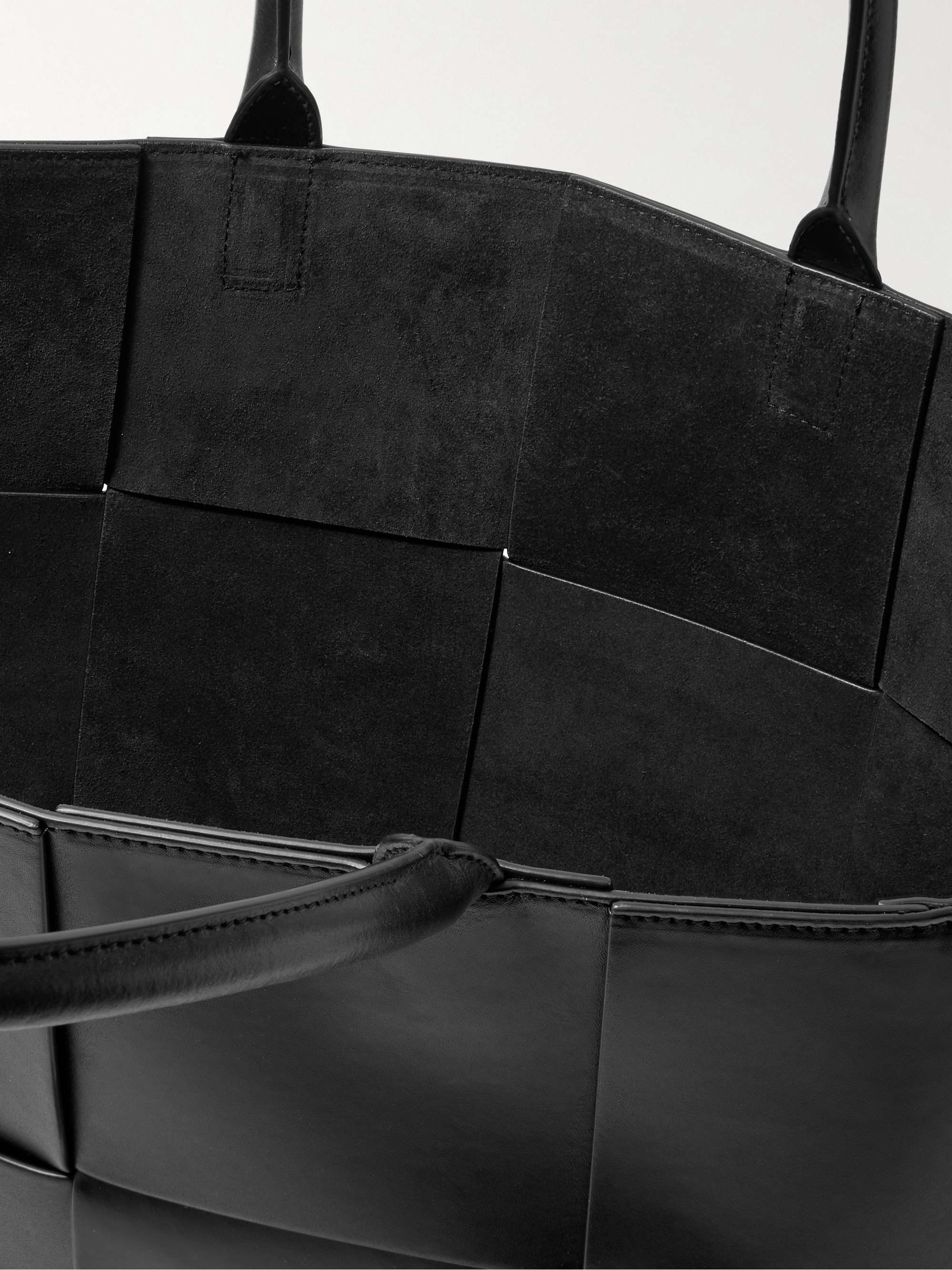 BOTTEGA VENETA حقيبة توت Arco من الجلد بحبكة إنترشياتو