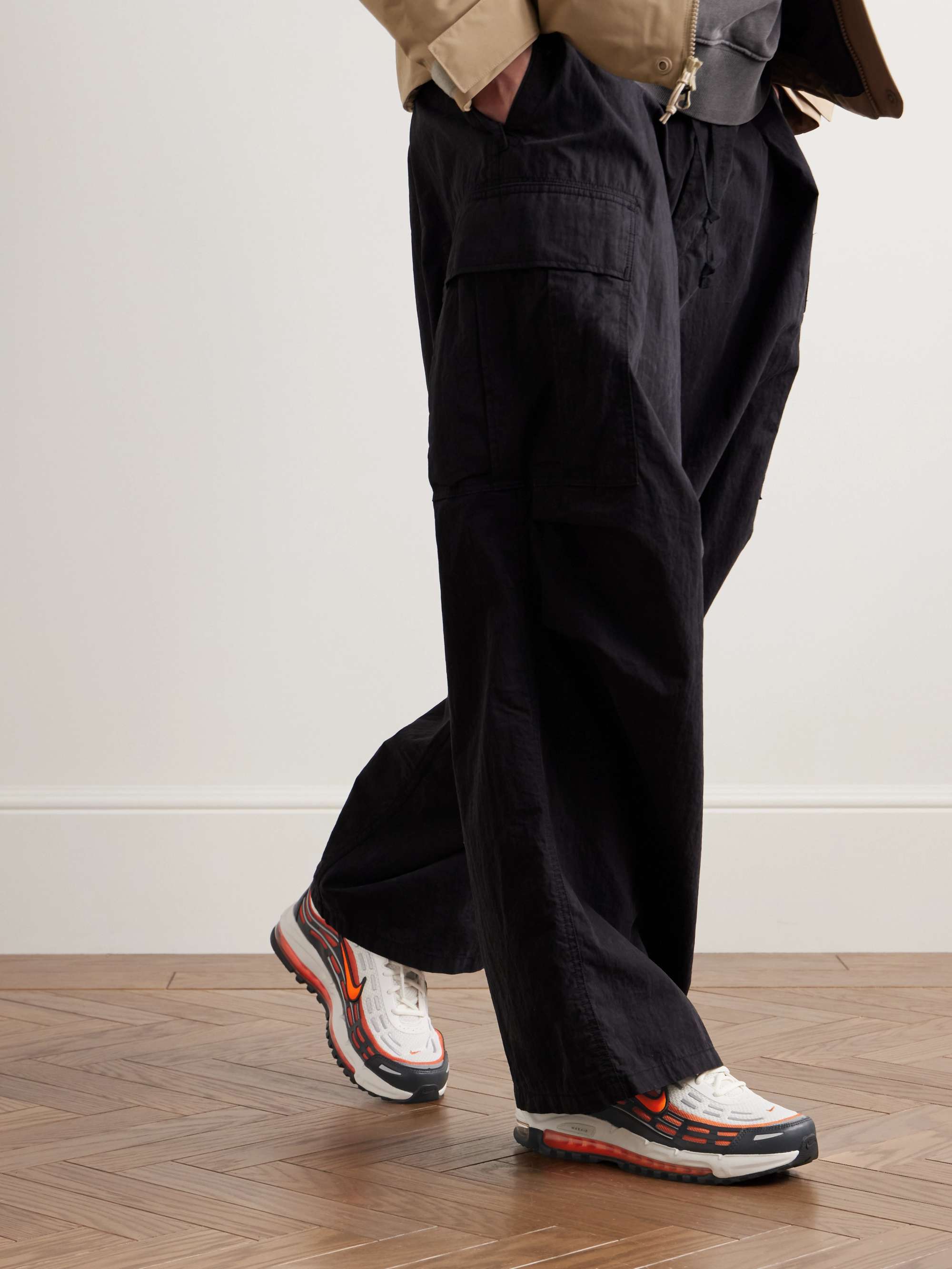 NIKE 
