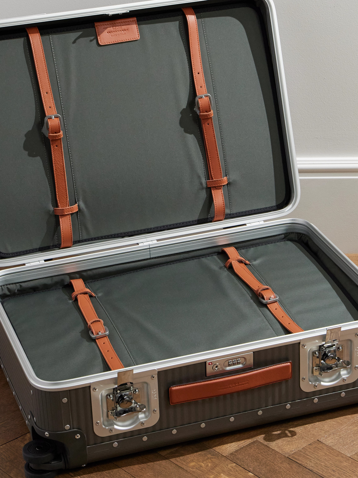 Fpm Milano Bank Spinner 68cm Leather-trimmed Aluminium Suitcase In Gray