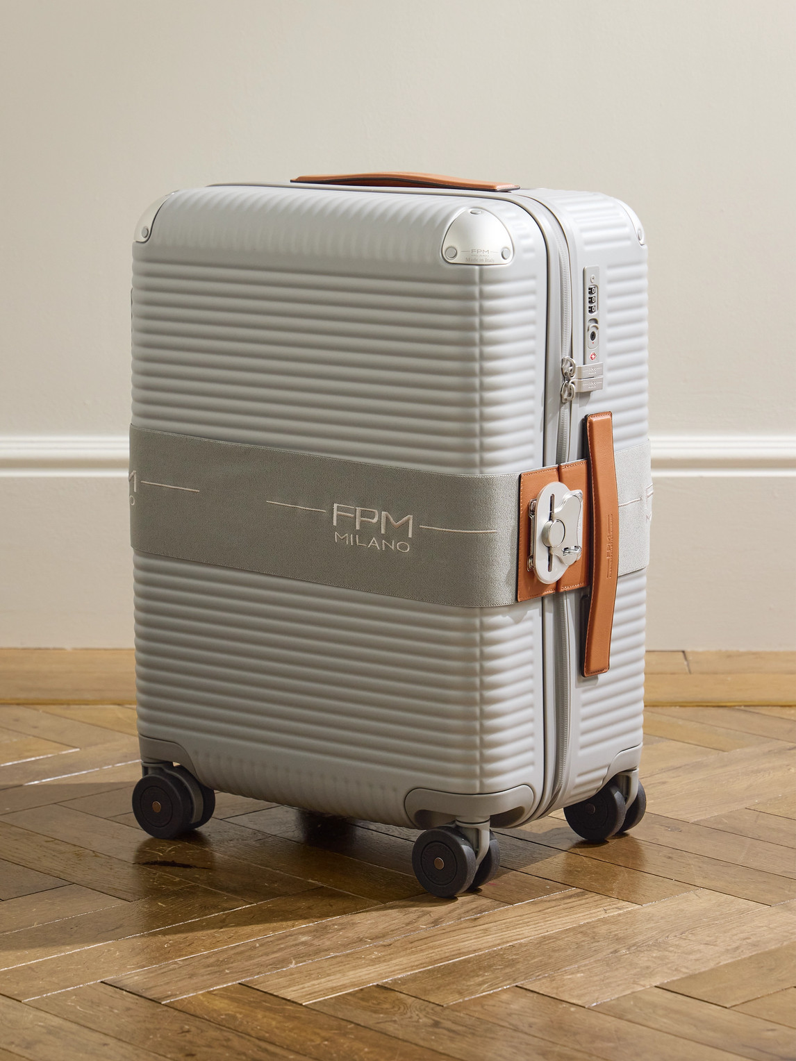 Fpm Milano Bank Zip Deluxe M 55cm Leather-trimmed Polycarbonate Spinner Suitcase In Gray