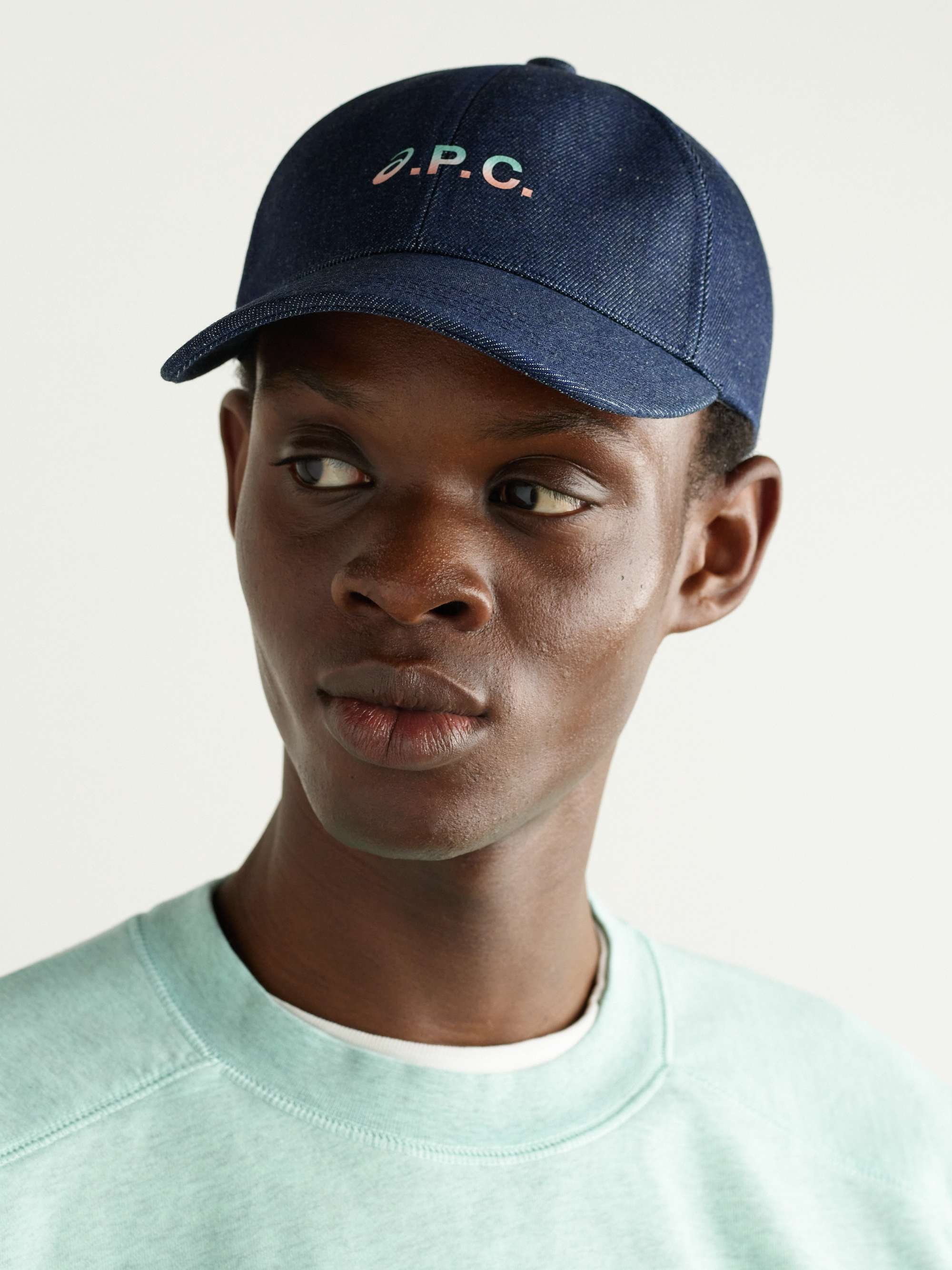 ブルー + ASICS デニム ベースボールキャップ ロゴプリント入り