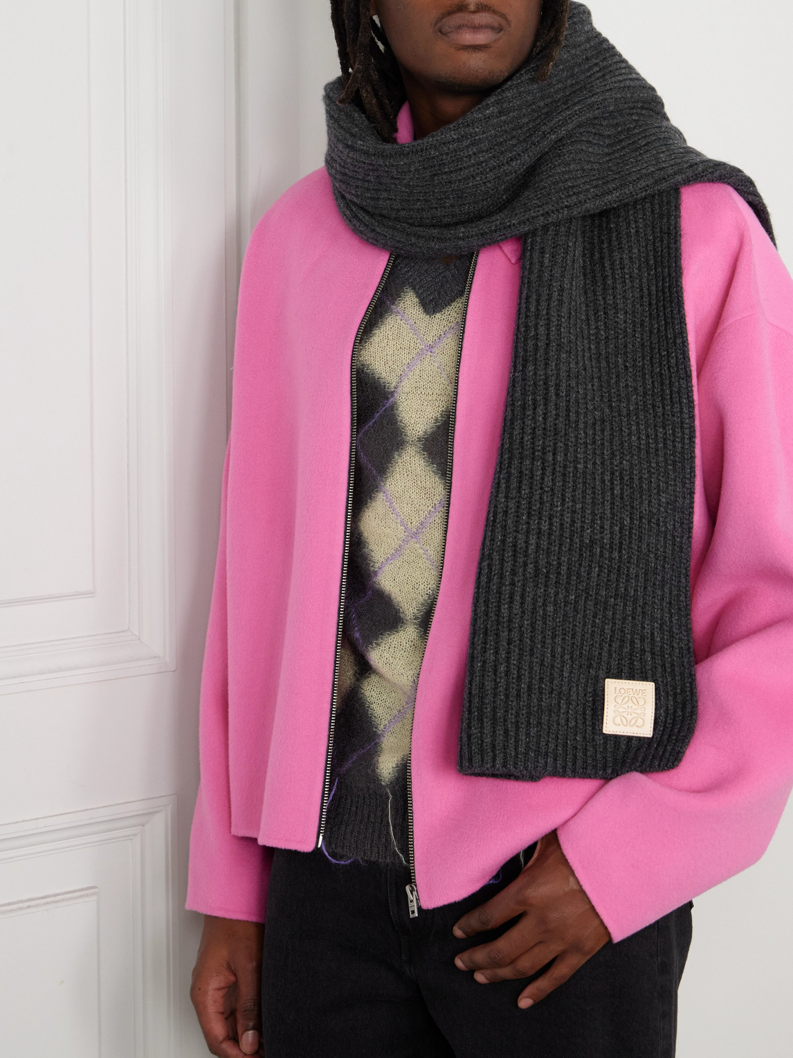 Loewe Logo-appliquéd Ribbed Cashmere Scarf In Black