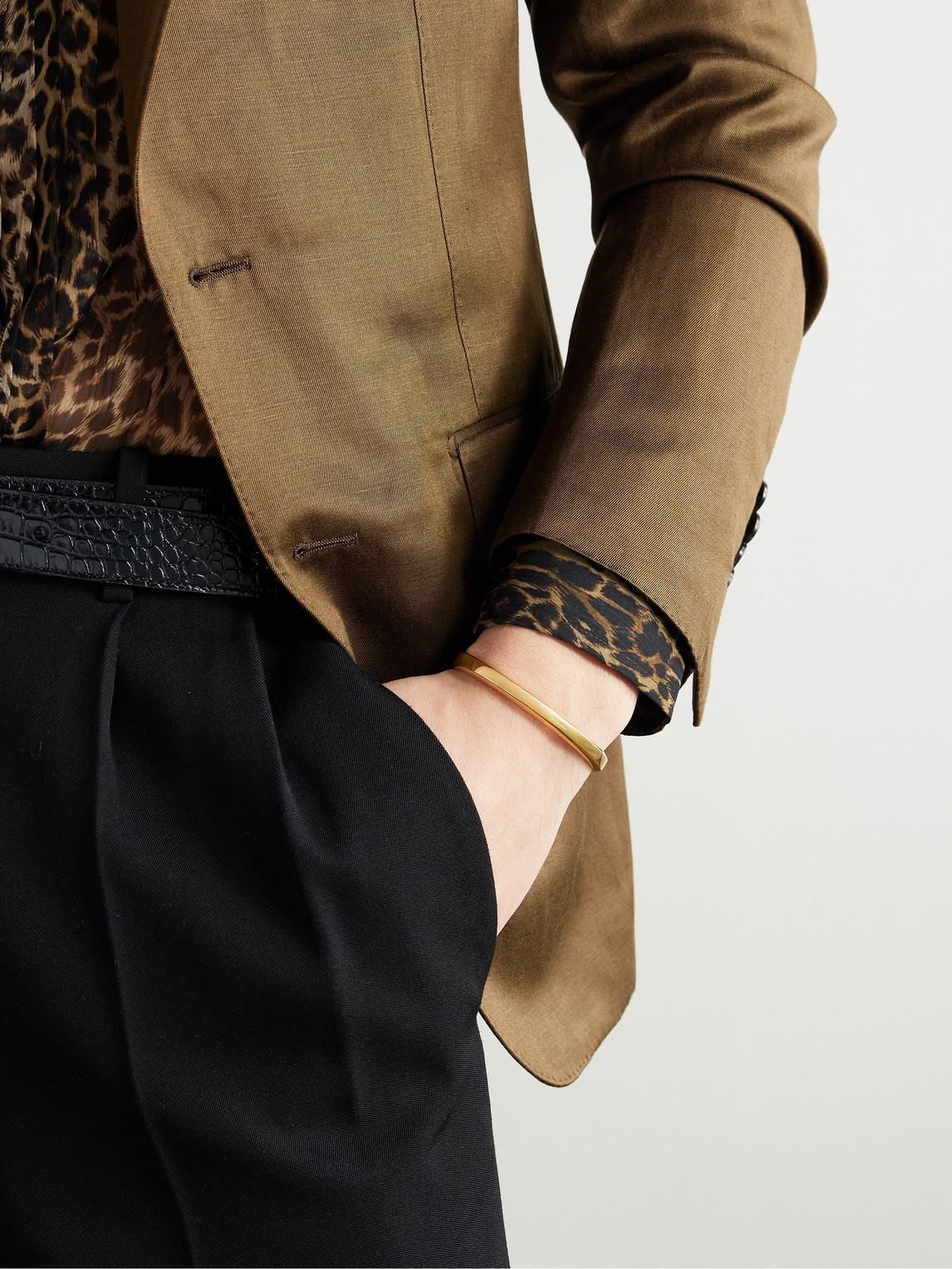 Tom Ford Logo-engraved Gold-tone Cuff In Gold