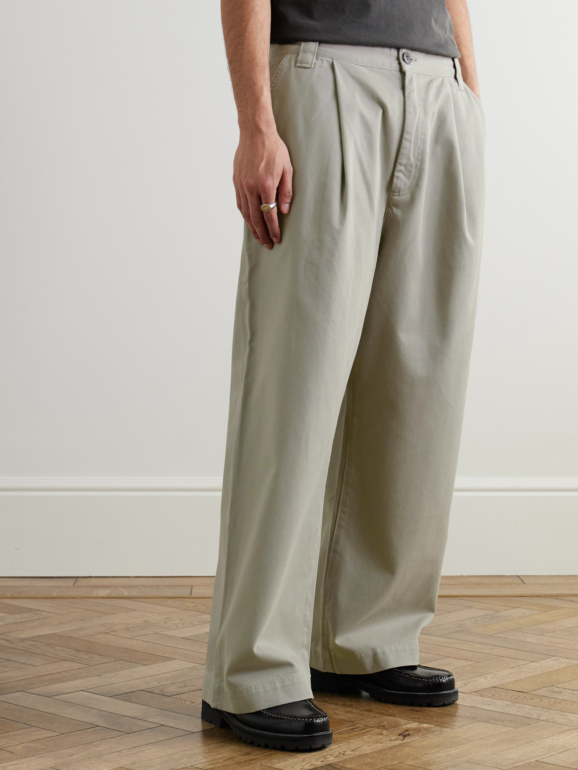 Agolde Gaius Tapered Pleated Regenerative Cotton-twill Chinos In Gray