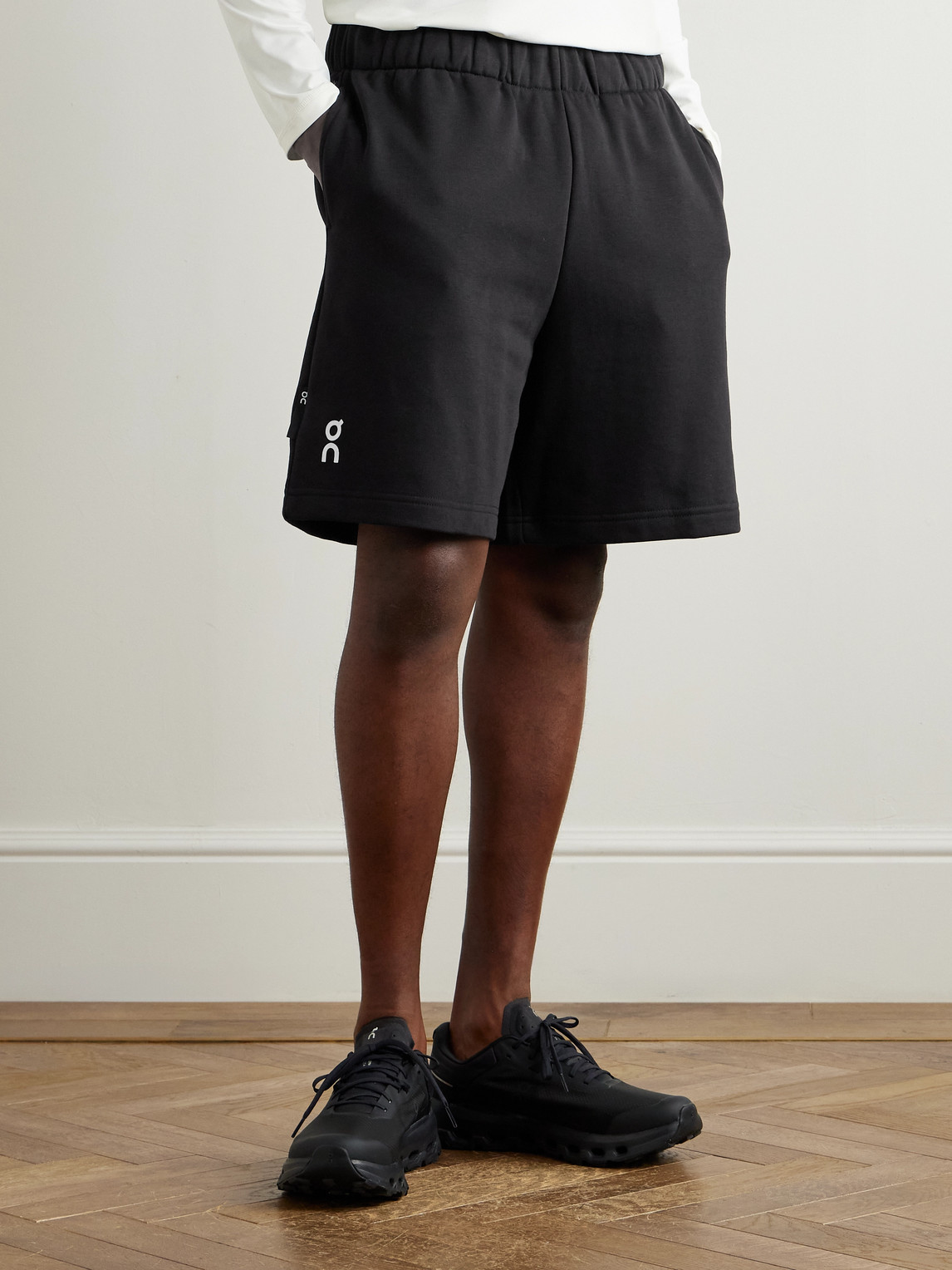 On 7 Core Shorts In Black
