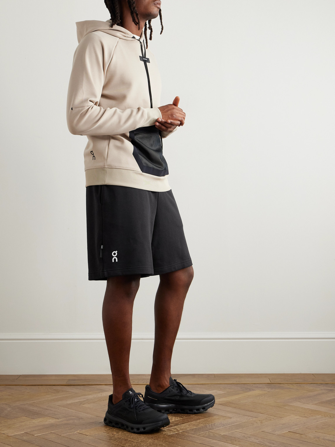 On 7 Core Shorts In Black