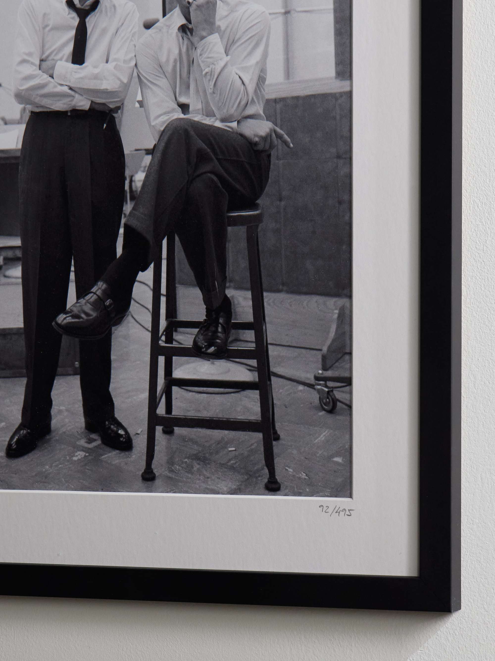 SONIC EDITIONS صورة مطبوعة للثنائي Dean Martin وFrank Sinatra في استوديو تسجيل في لوس أنجلوس تعود إلى عام 1965 مع إطار، "16 × "20