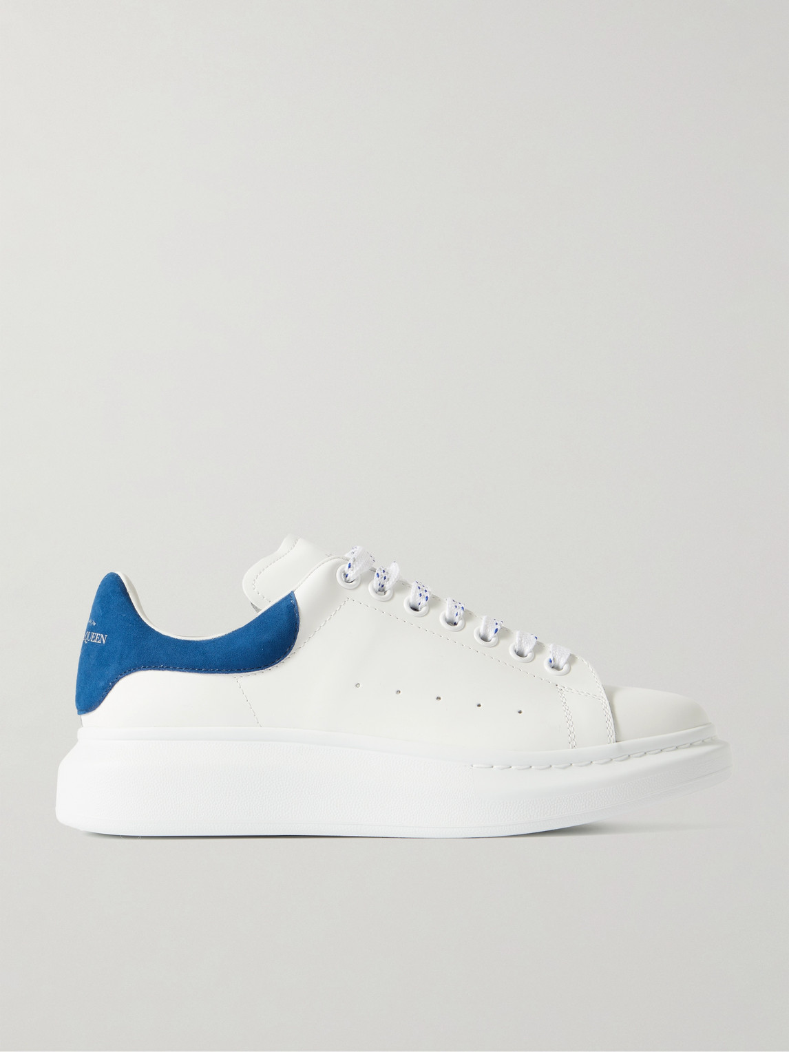Alexander Mcqueen Sneakers Oversize In Pelle Bianca E Talloncino In Pelle Scamosciata Blu Avio In White