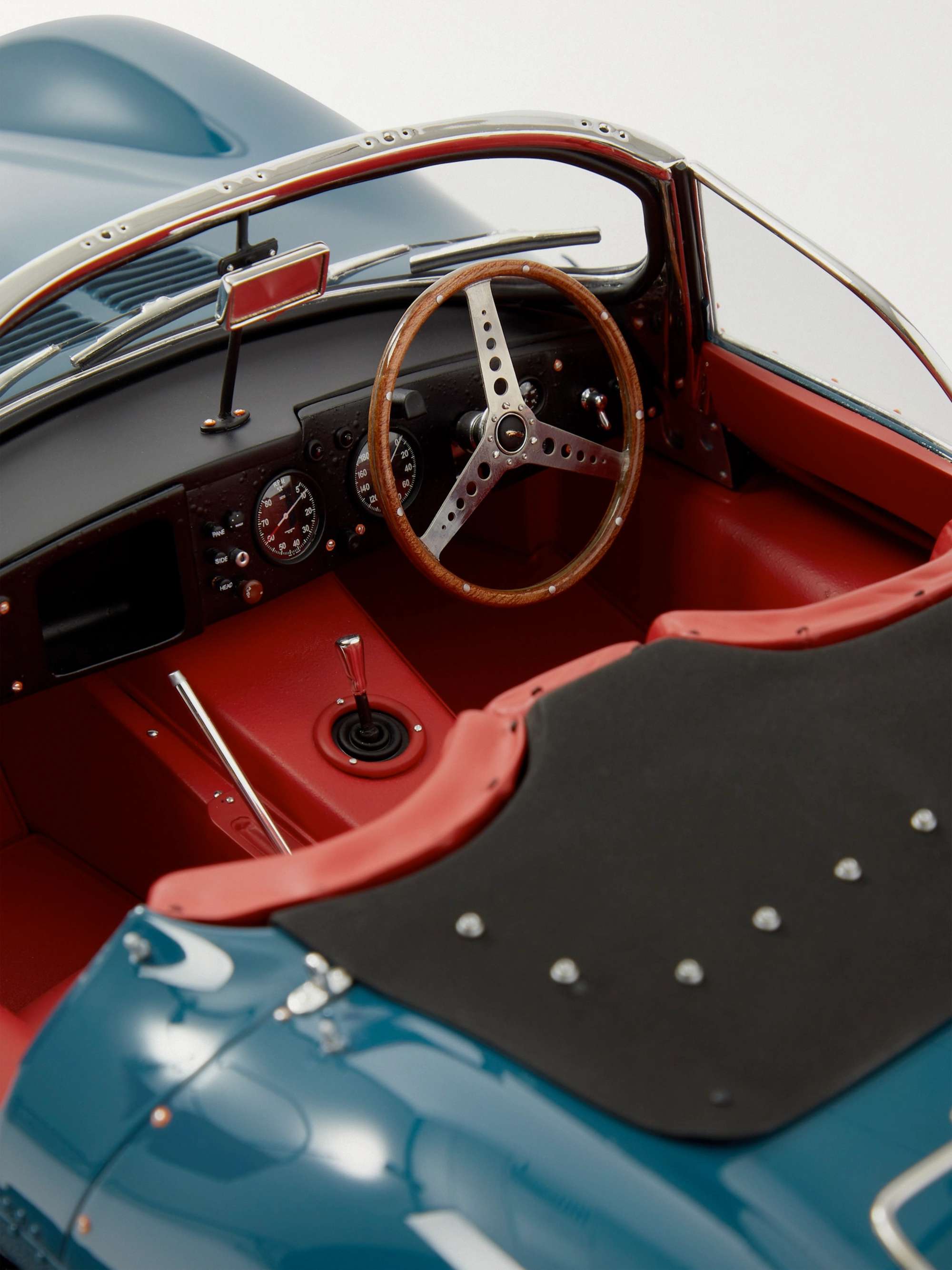 AMALGAM COLLECTION Jaguar XKSS Roadster 1:8 Model Car