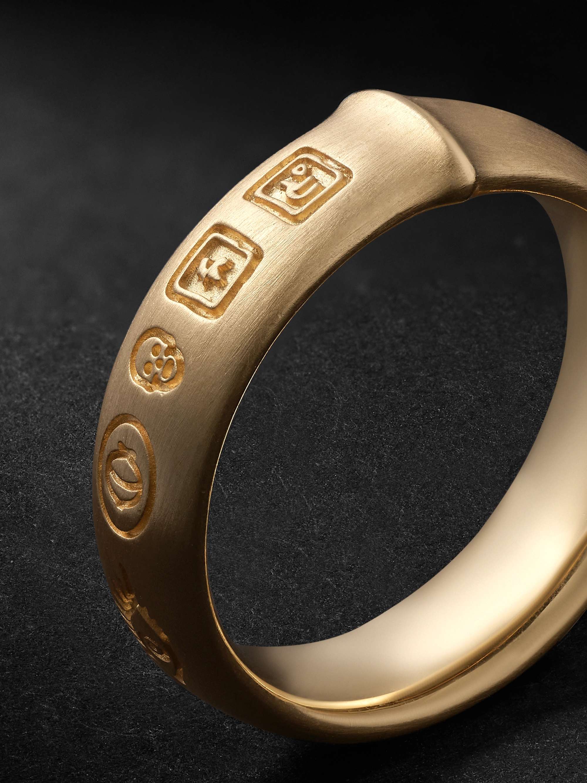 OLE LYNGGAARD COPENHAGEN Julius Engraved Gold Ring
