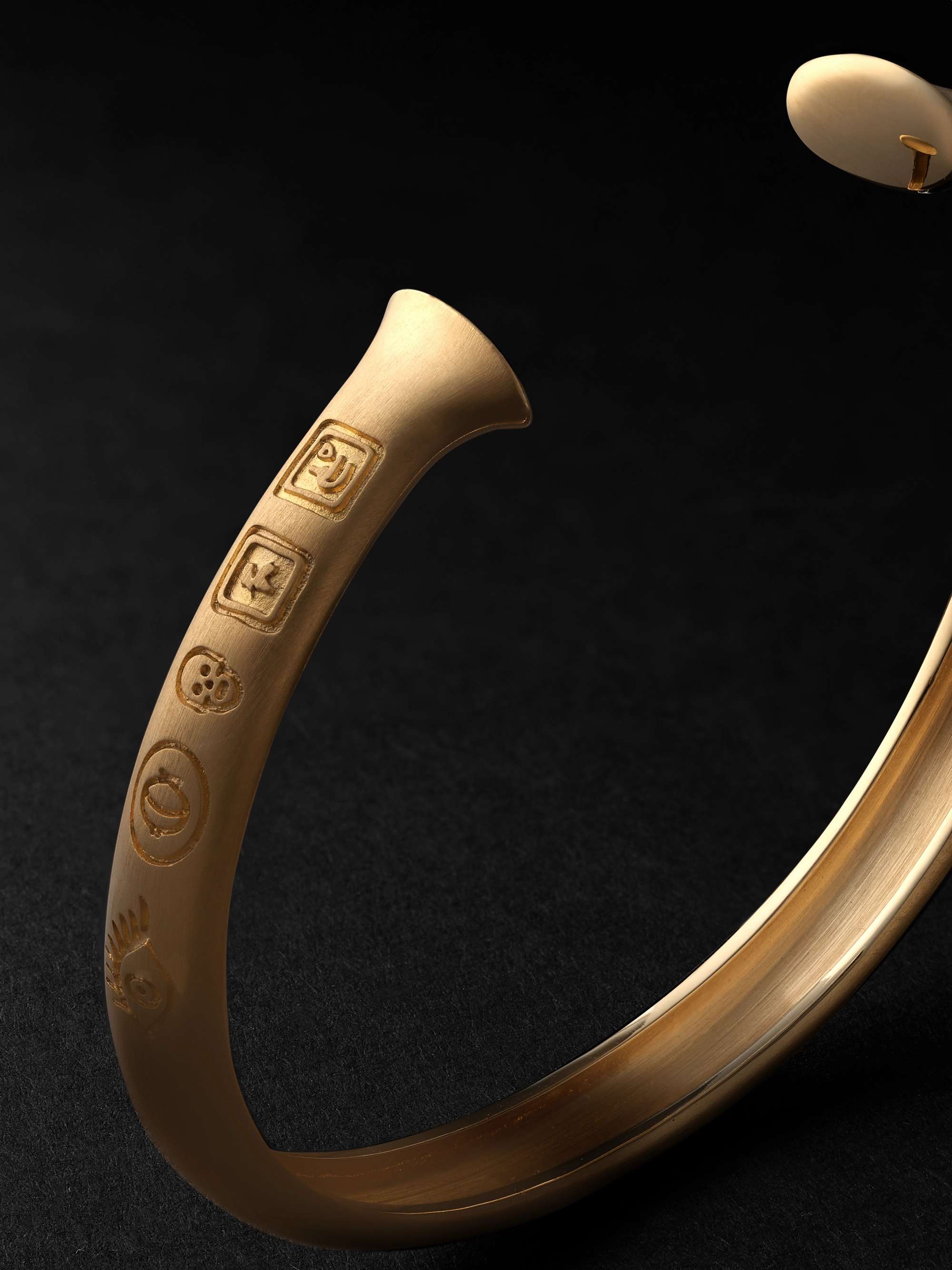 OLE LYNGGAARD COPENHAGEN Julius Engraved Gold Cuff