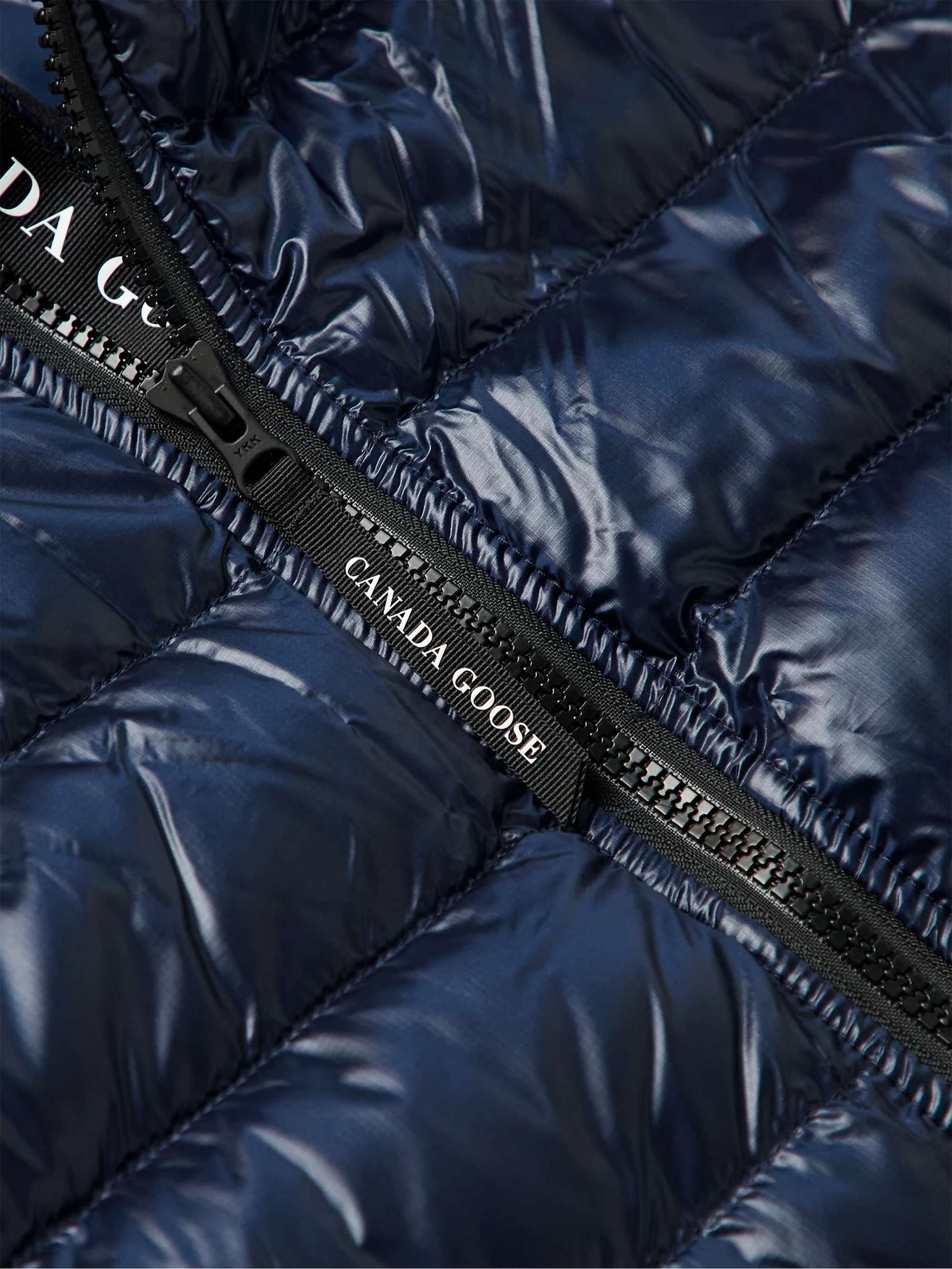 CANADA GOOSE جاكيت Crofton من نايلون ريبستوب المُعاد تدويره بقصّة ضيقة محشو بالزغب ومبطن