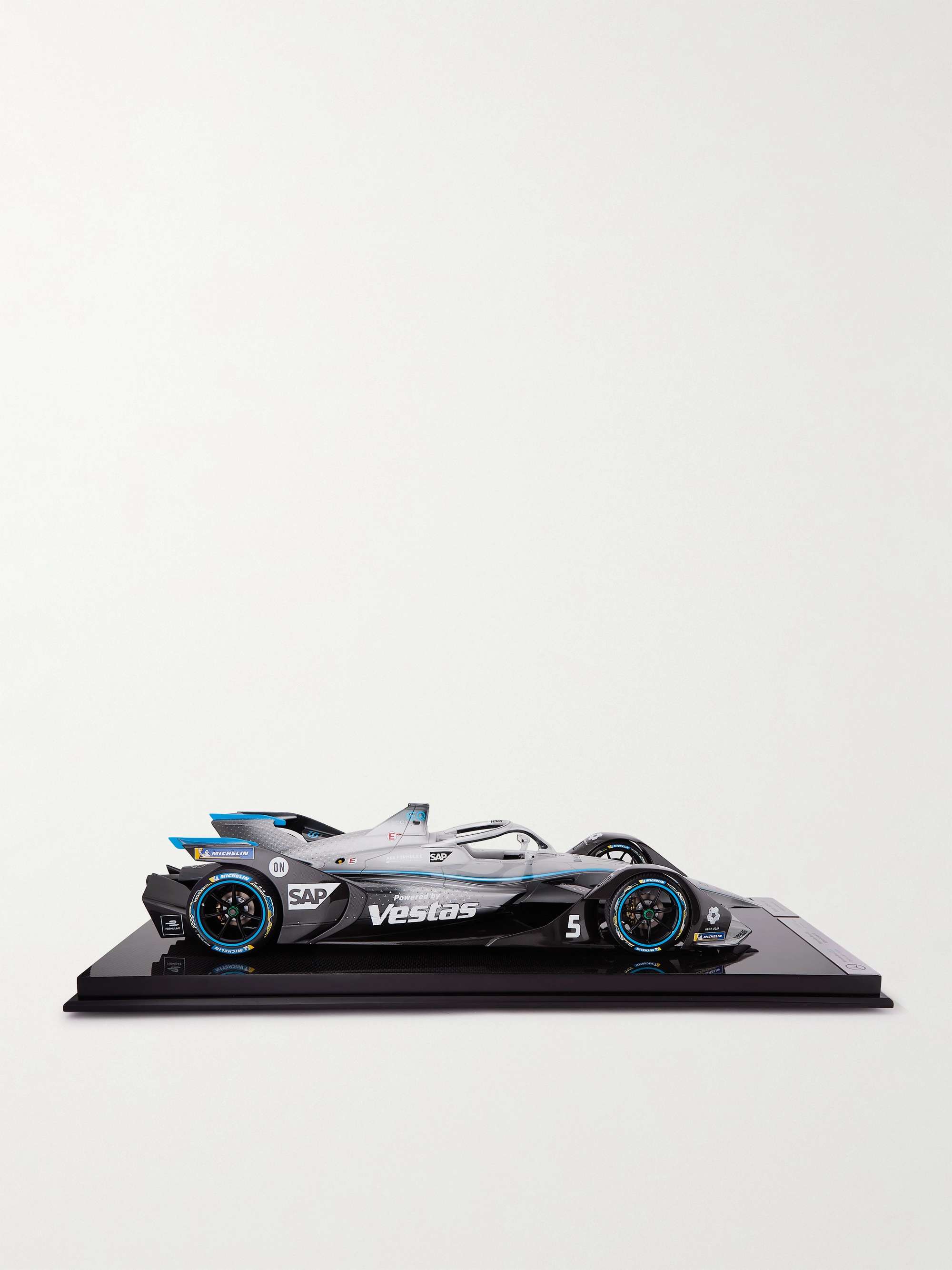 AMALGAM COLLECTION Mercedes-Benz EQ Silver Arrow 01 1:8 Model Car