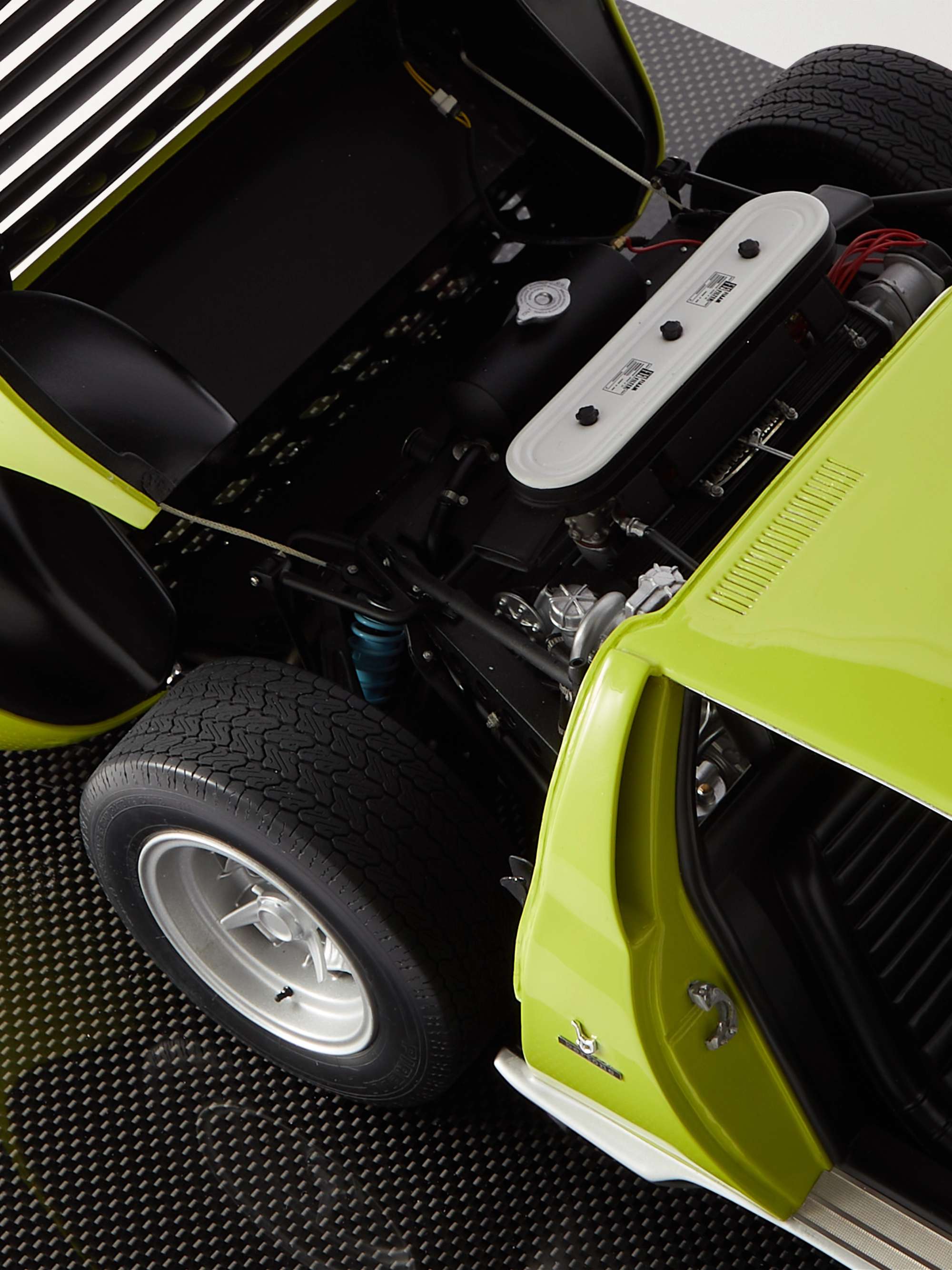 AMALGAM COLLECTION Lamborghini Miura P400 SV (1971) 1:8 Model Car