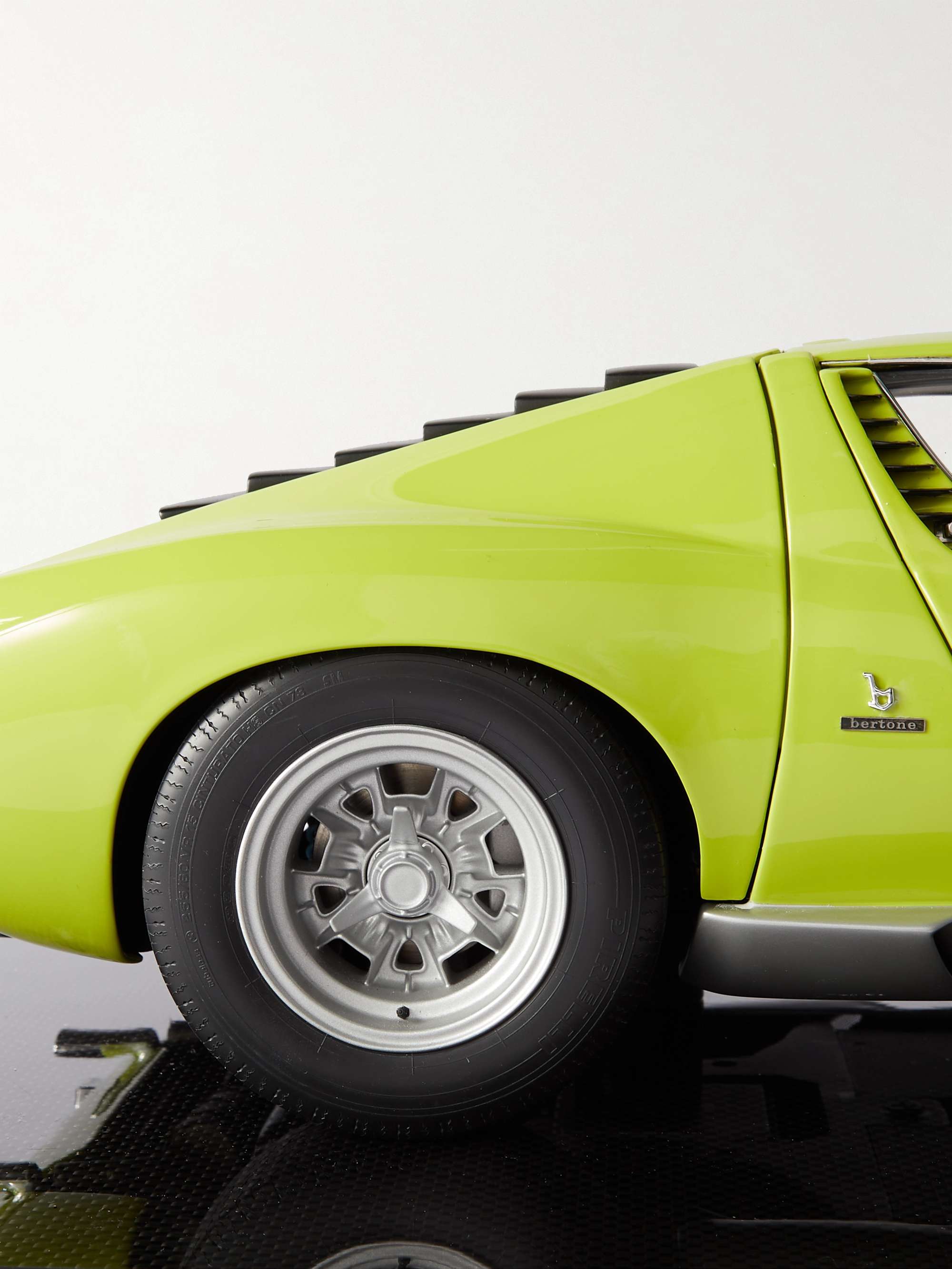 AMALGAM COLLECTION Lamborghini Miura P400 SV (1971) 1:8 Model Car