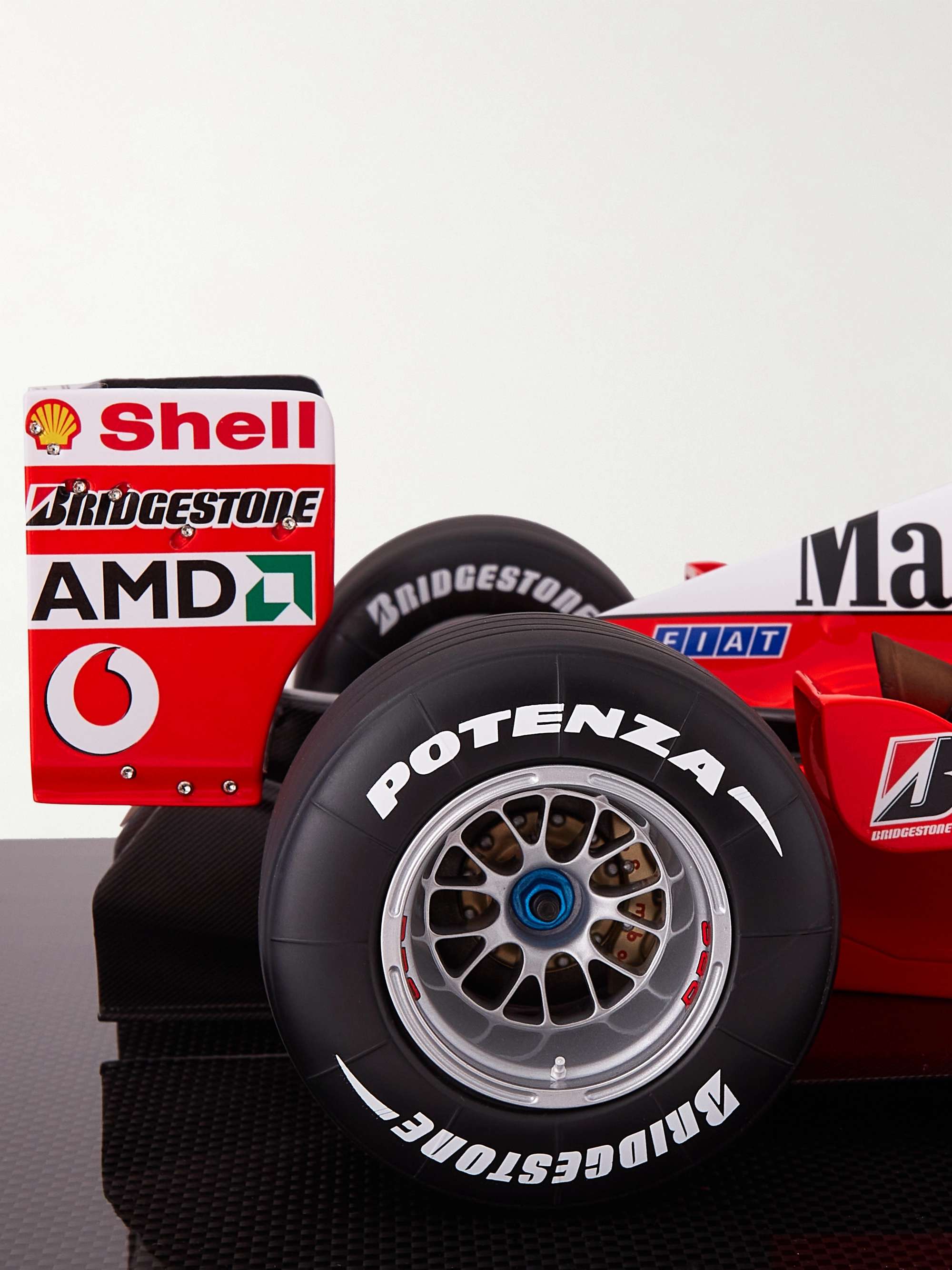 AMALGAM COLLECTION Ferrari F2002 1:8 Model Car
