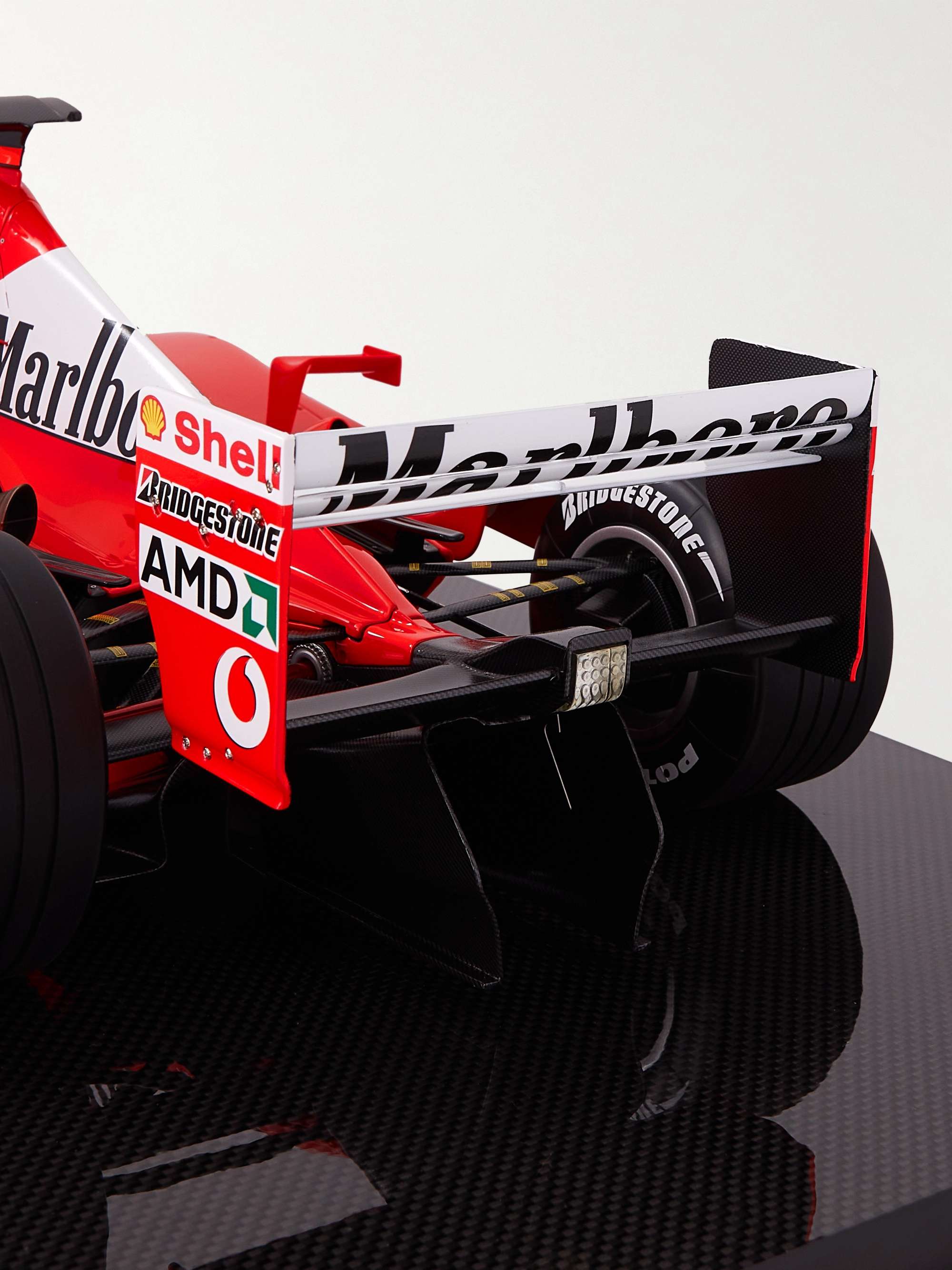 AMALGAM COLLECTION Ferrari F2002 1:8 Model Car