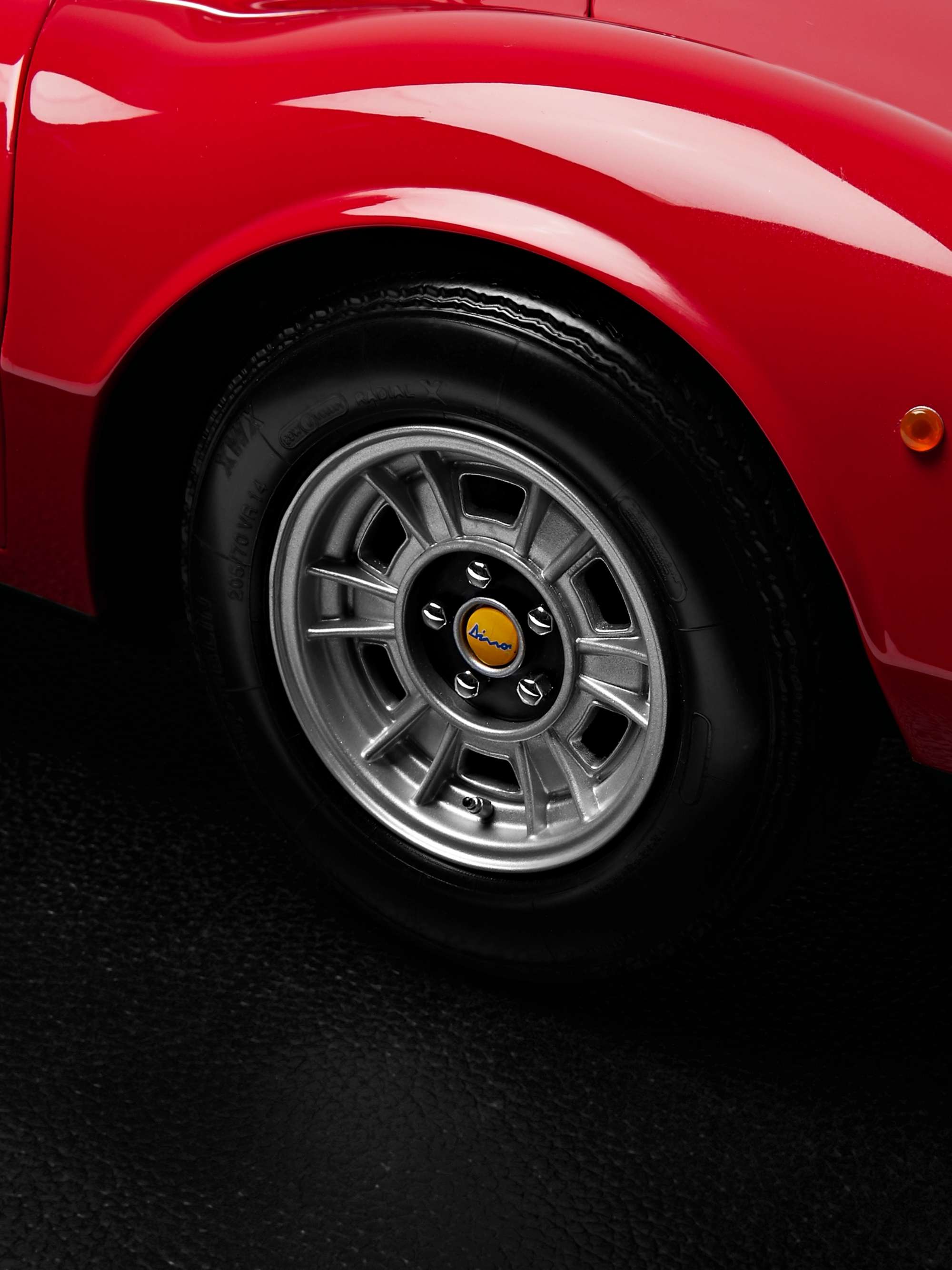 AMALGAM COLLECTION Ferrari Dino 246 GT (1969) 1:8 Model Car