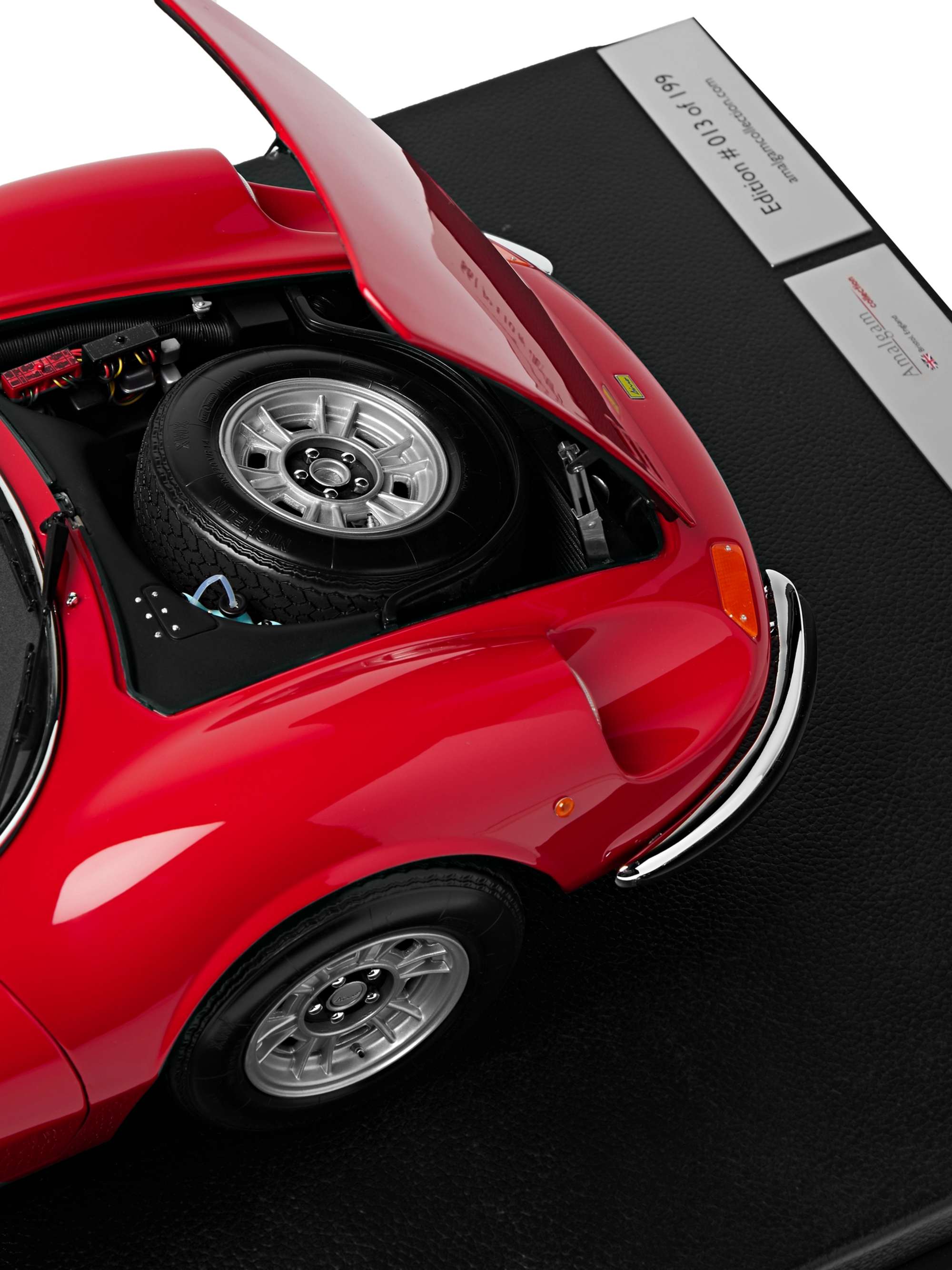 AMALGAM COLLECTION Ferrari Dino 246 GT (1969) 1:8 Model Car