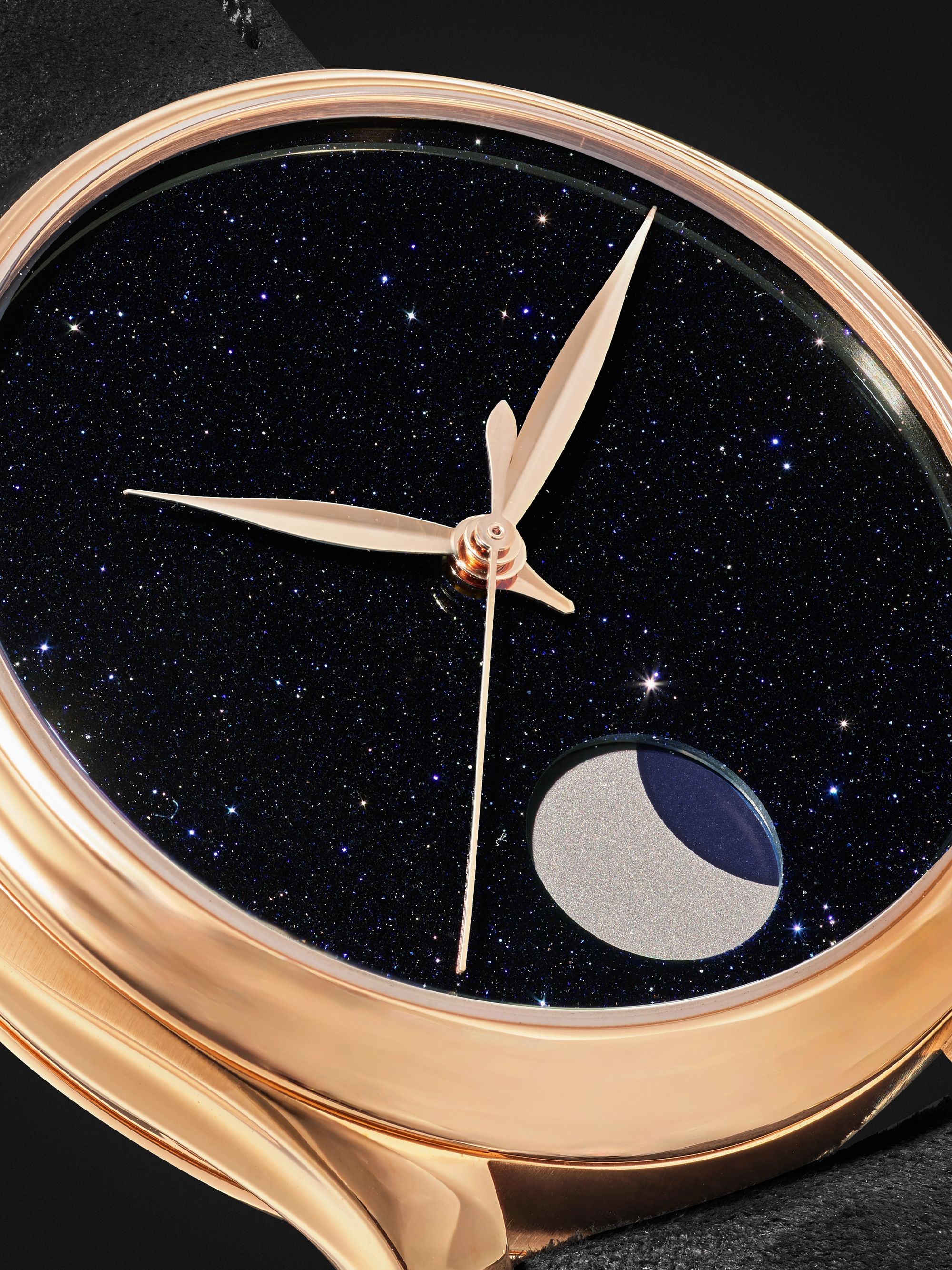 H. MOSER & CIE. ساعة Endeavour Perpetual Moon ذات الإصدار المحدود يدوية التعبئة من الذهب الأحمر عيار 18 قيراط والجلد بقطر 42 مم، الرقم المرجعي. ‎1801-0402