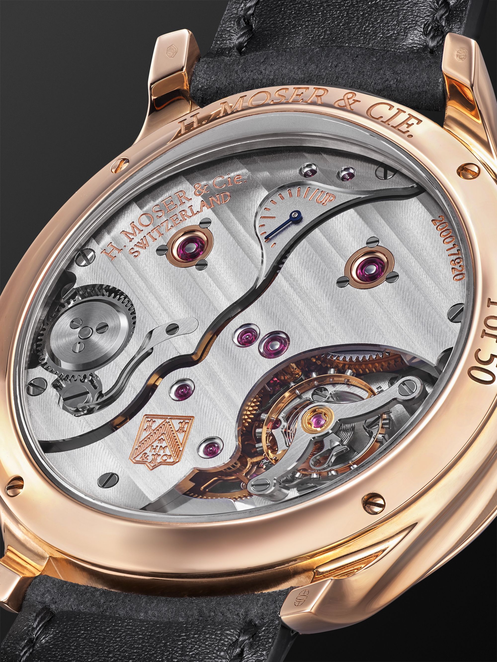 H. MOSER & CIE. ساعة Endeavour Perpetual Moon ذات الإصدار المحدود يدوية التعبئة من الذهب الأحمر عيار 18 قيراط والجلد بقطر 42 مم، الرقم المرجعي. ‎1801-0402