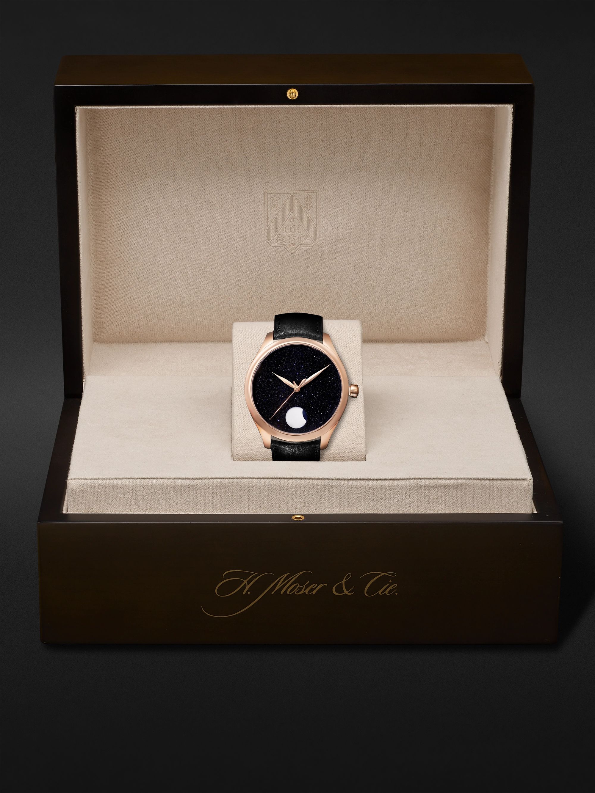 H. MOSER & CIE. ساعة Endeavour Perpetual Moon ذات الإصدار المحدود يدوية التعبئة من الذهب الأحمر عيار 18 قيراط والجلد بقطر 42 مم، الرقم المرجعي. ‎1801-0402