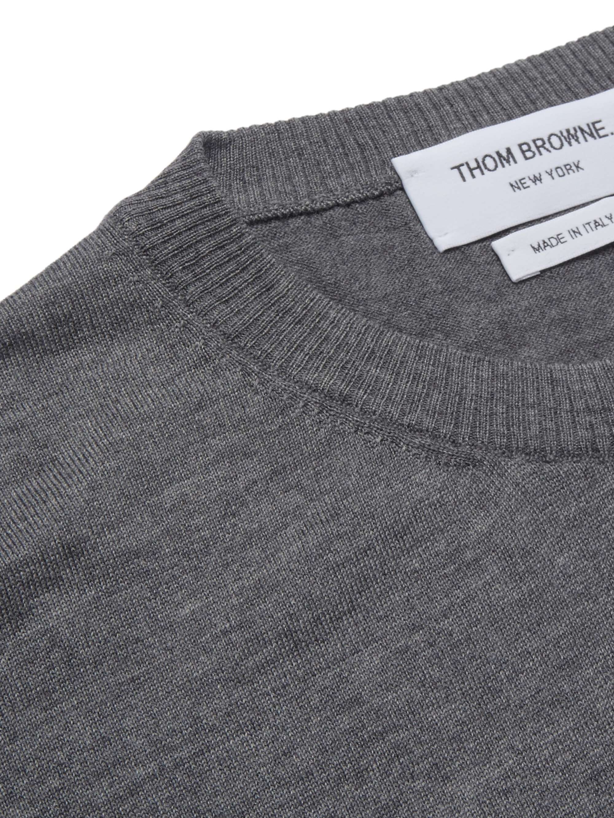 THOM BROWNE كنزة مخططة من صوف الميرينو