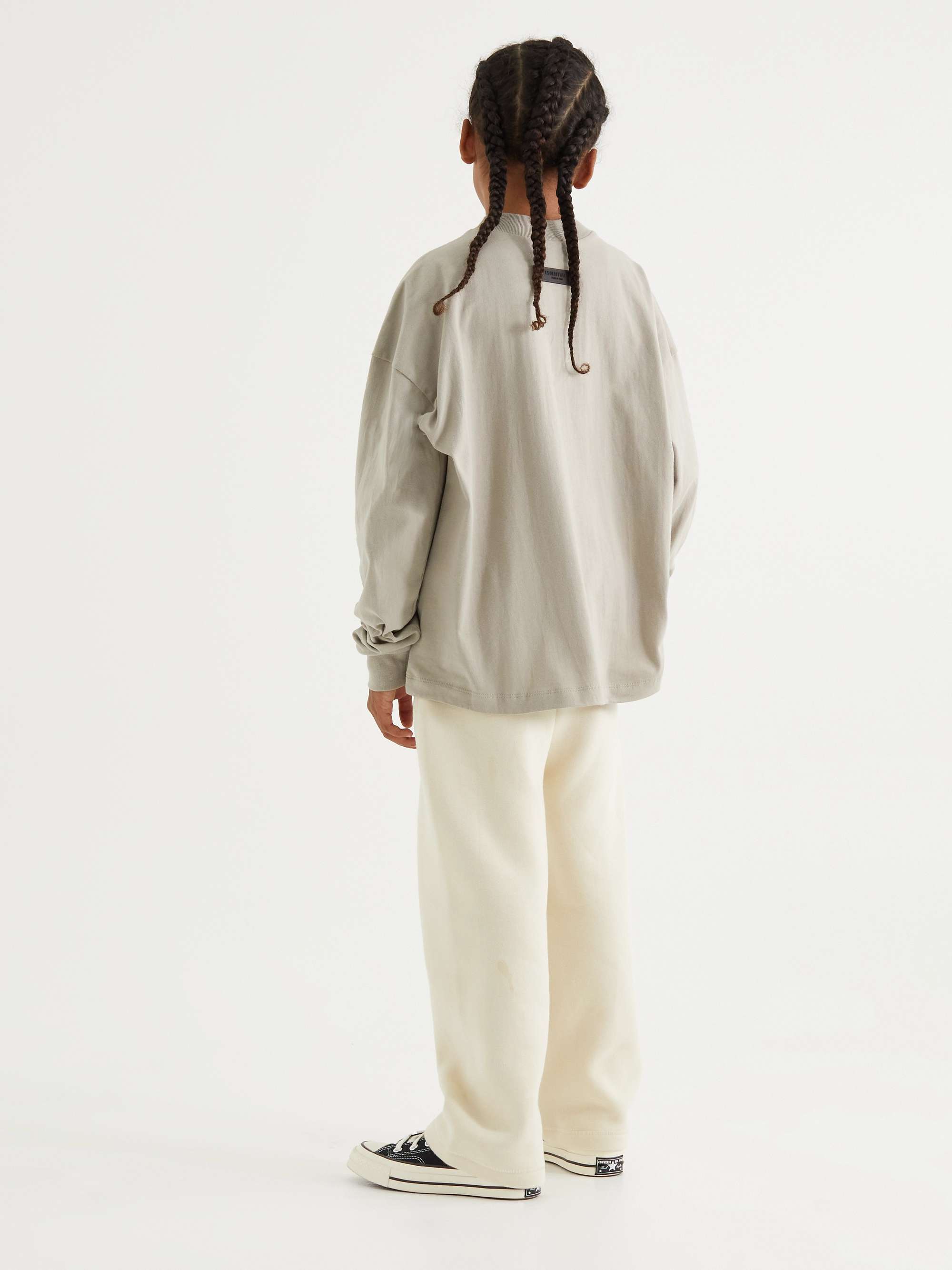 FEAR OF GOD ESSENTIALS KIDS تي شيرت من قطن الجيرسي مُزيّن بشعار العلامة النافر