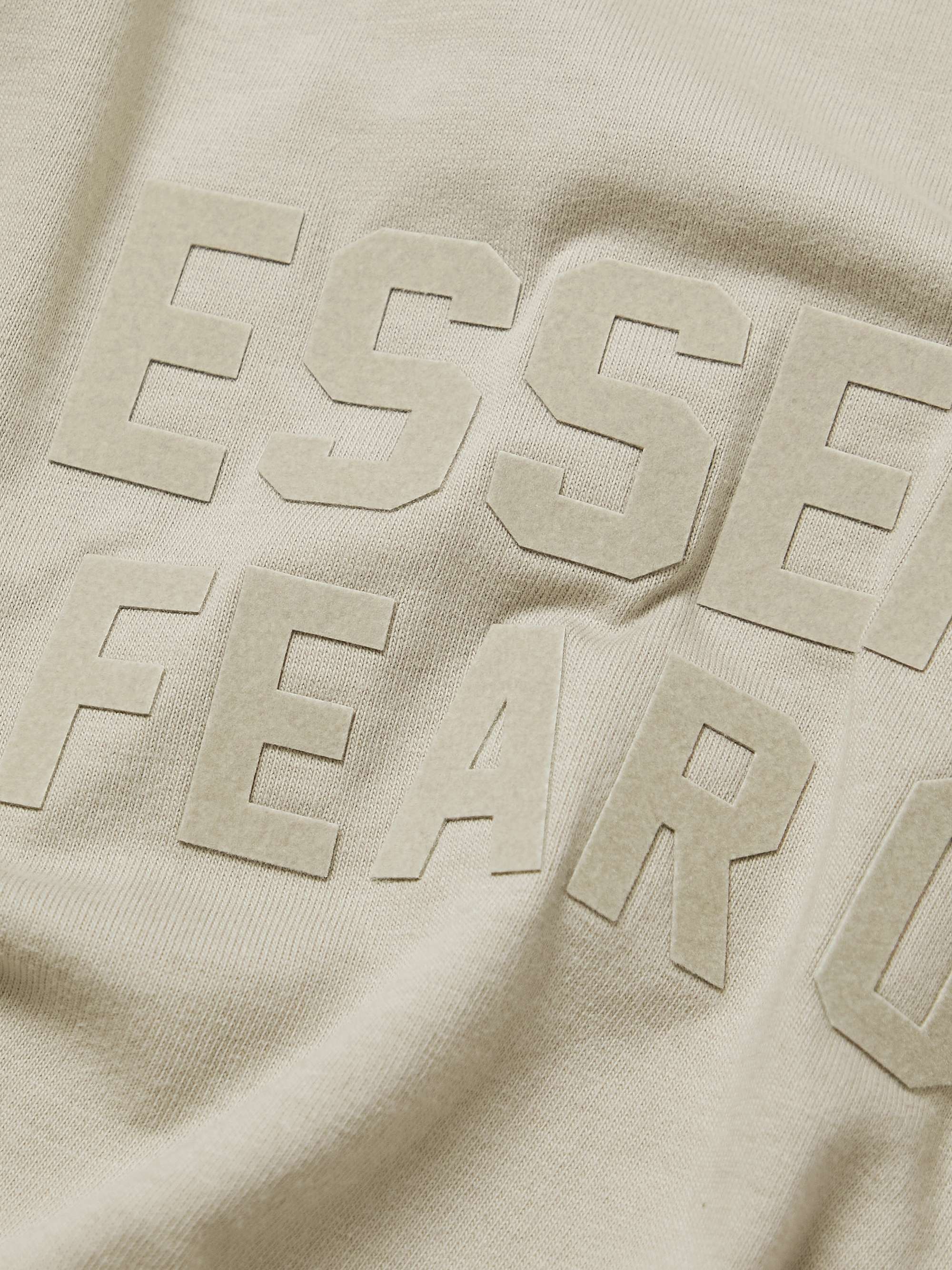 FEAR OF GOD ESSENTIALS KIDS تي شيرت من قطن الجيرسي مُزيّن بشعار العلامة النافر