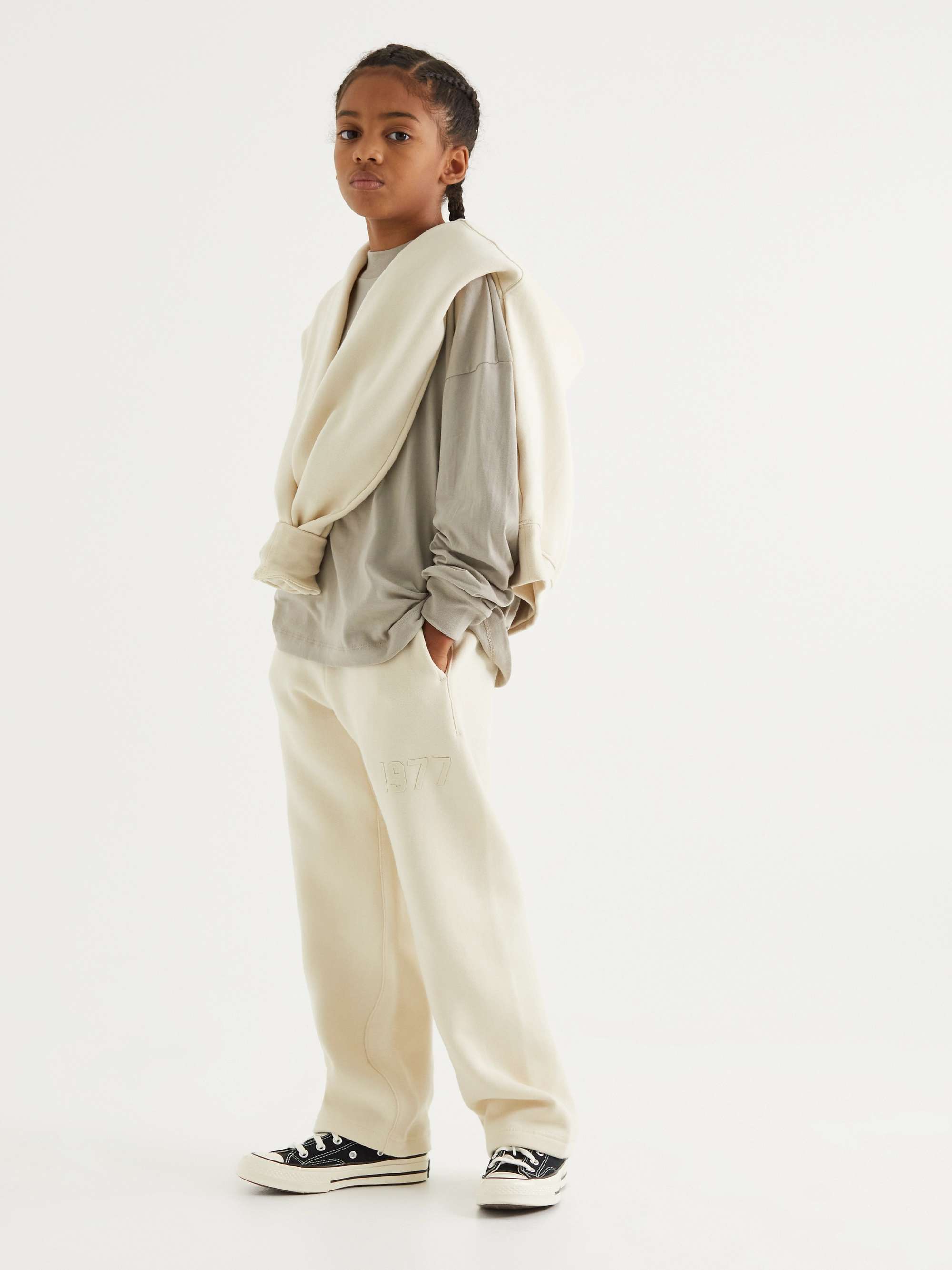 FEAR OF GOD ESSENTIALS KIDS تي شيرت من قطن الجيرسي مُزيّن بشعار العلامة النافر