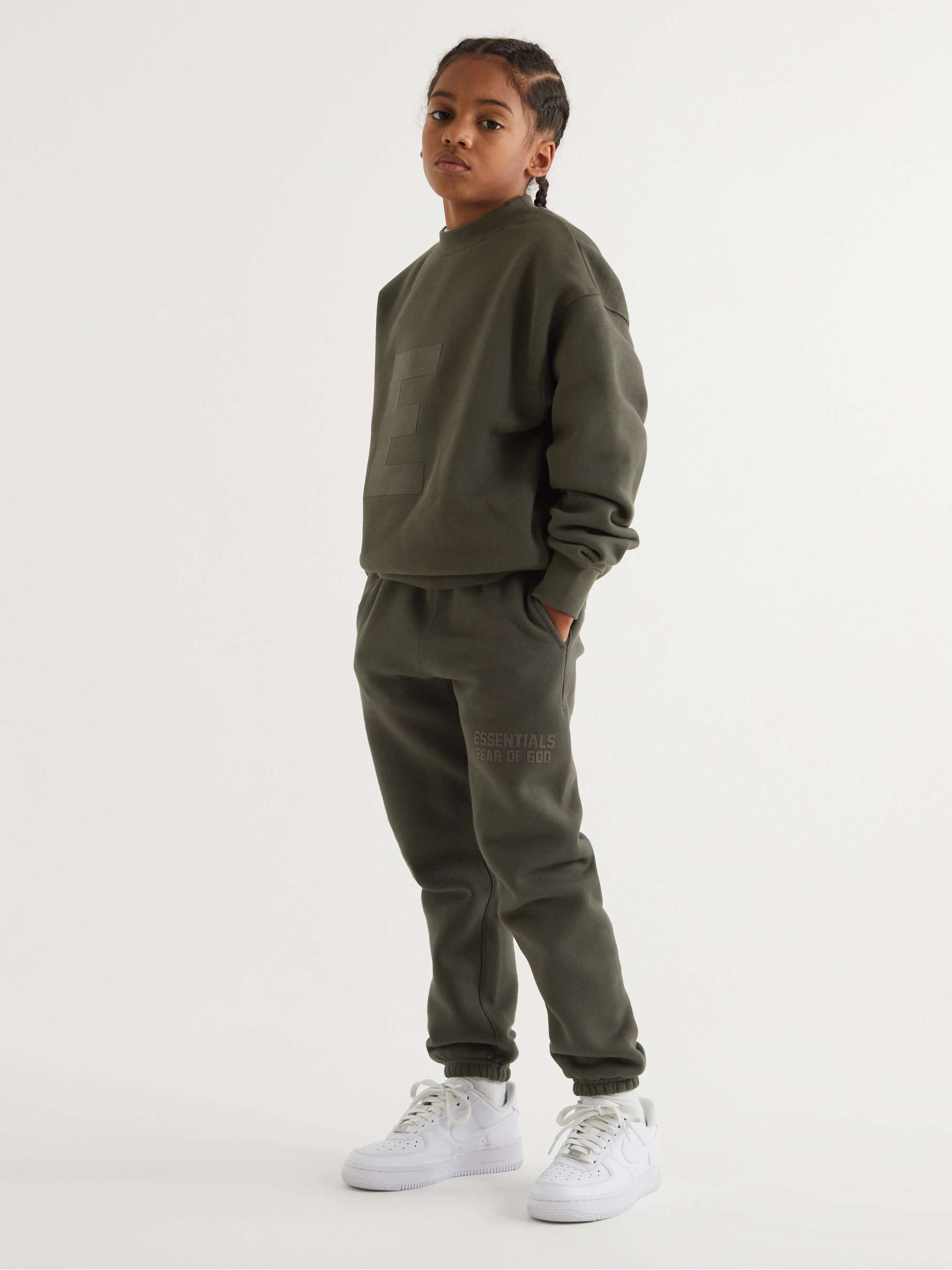 FEAR OF GOD ESSENTIALS KIDS سويت شيرت من مزيج قطن الجيرسي مُزيّن بشعار العلامة النافر