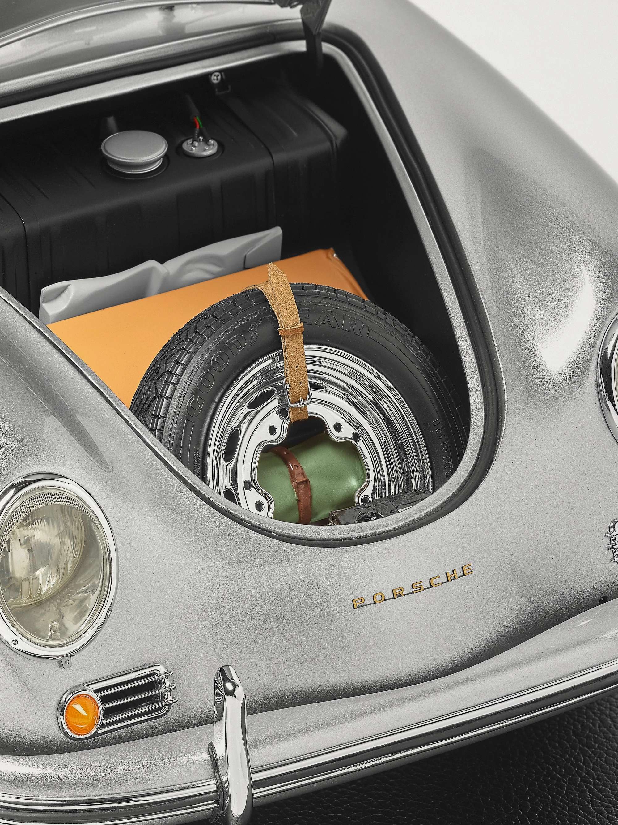 AMALGAM COLLECTION Porsche 356A Speedster 1958 1:8 Model Car