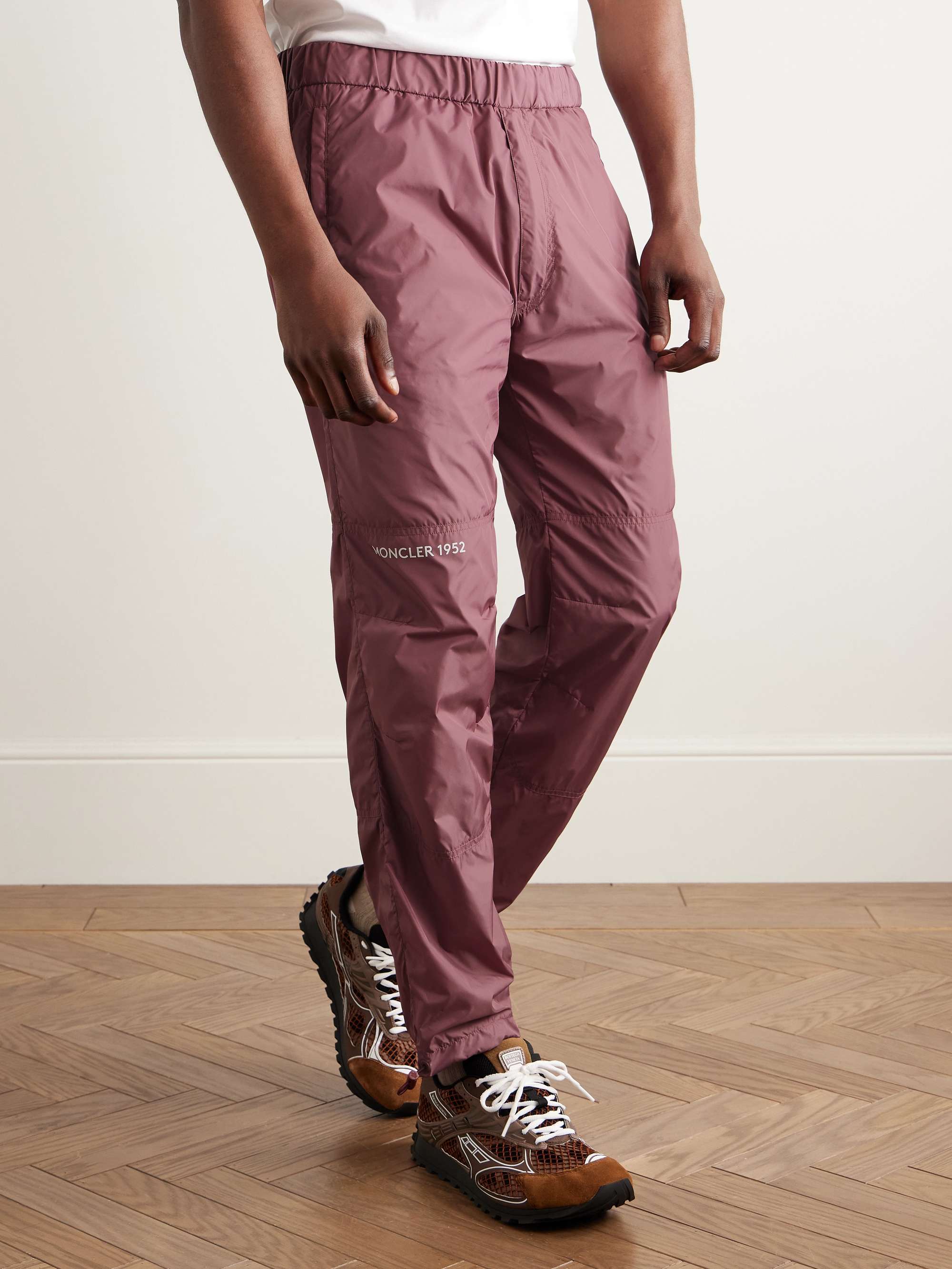 MONCLER GENIUS 2 Moncler 1952 schmal zulaufende Hose aus Shell mit Logoprint