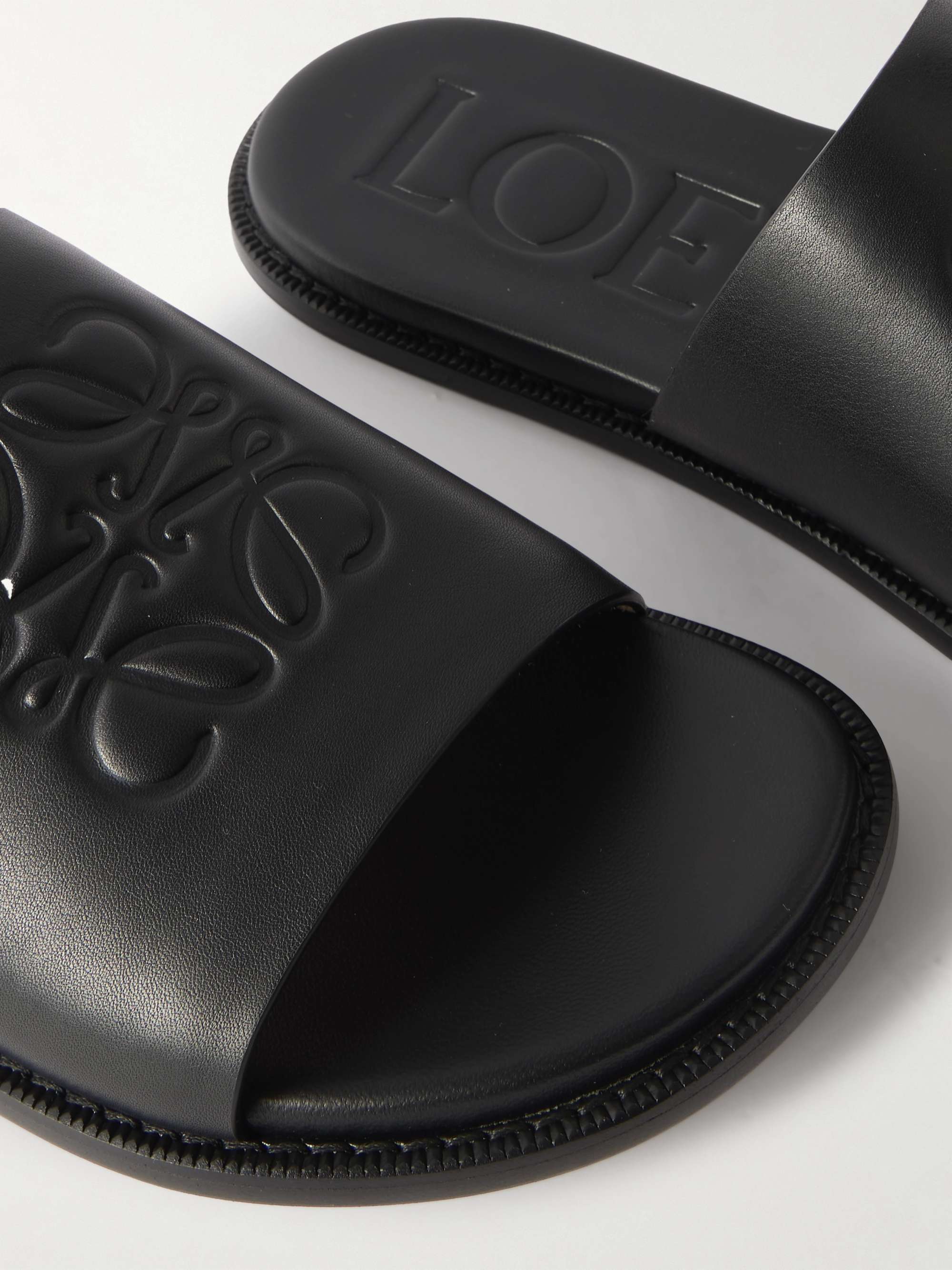 LOEWE + Paula's Ibiza レザー スライドサンダル デボスロゴ入り LOEWE + Paula's Ibiza レザー スライドサンダル デボスロゴ入り