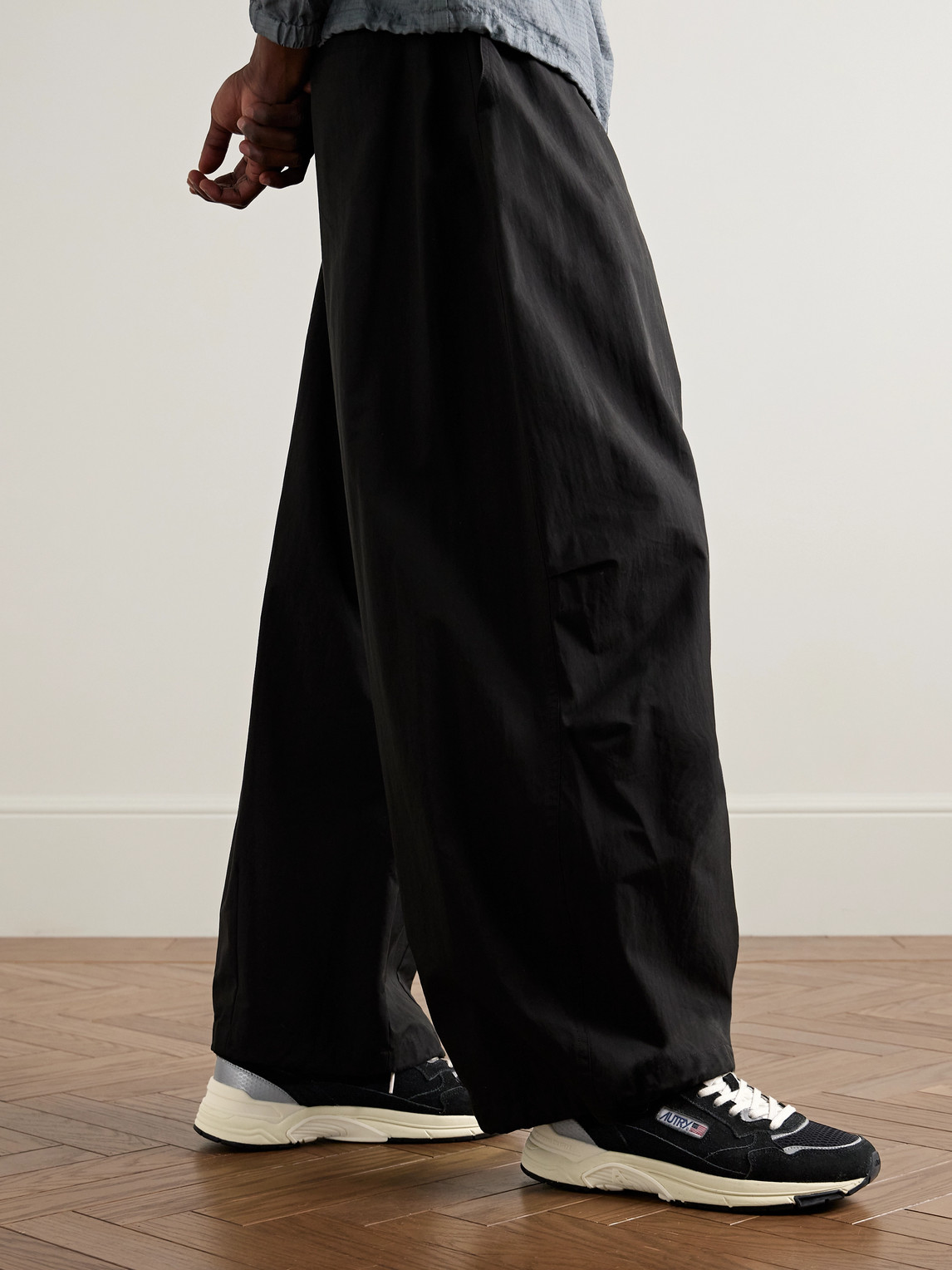 Autry Hyperway Black Low Top Sneakers With Logo Patch On Tongue And Side In Tech Fabric Man