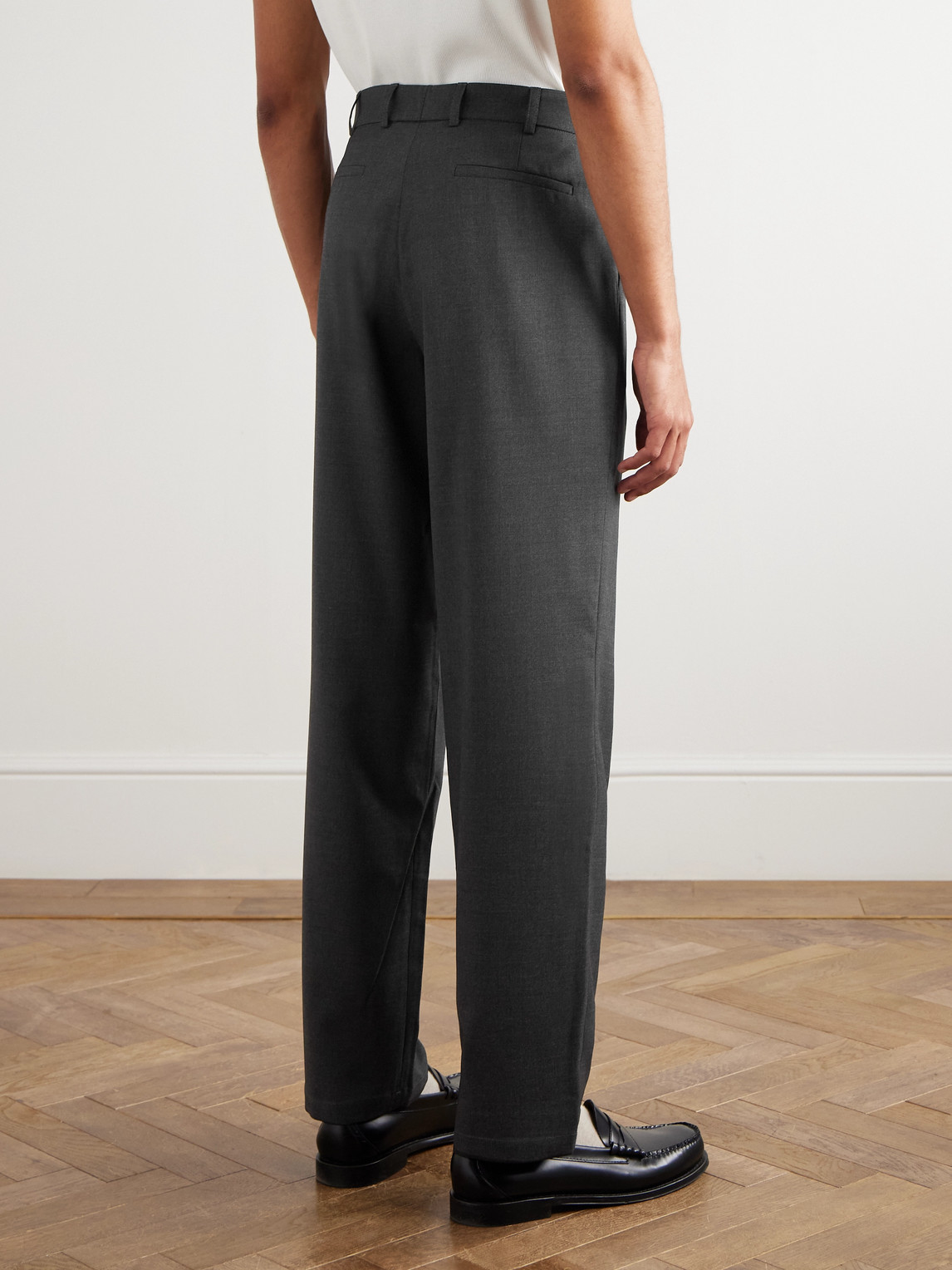 De Bonne Facture Straight-leg Pleated Linen And Wool-blend Suit Trousers In Gray