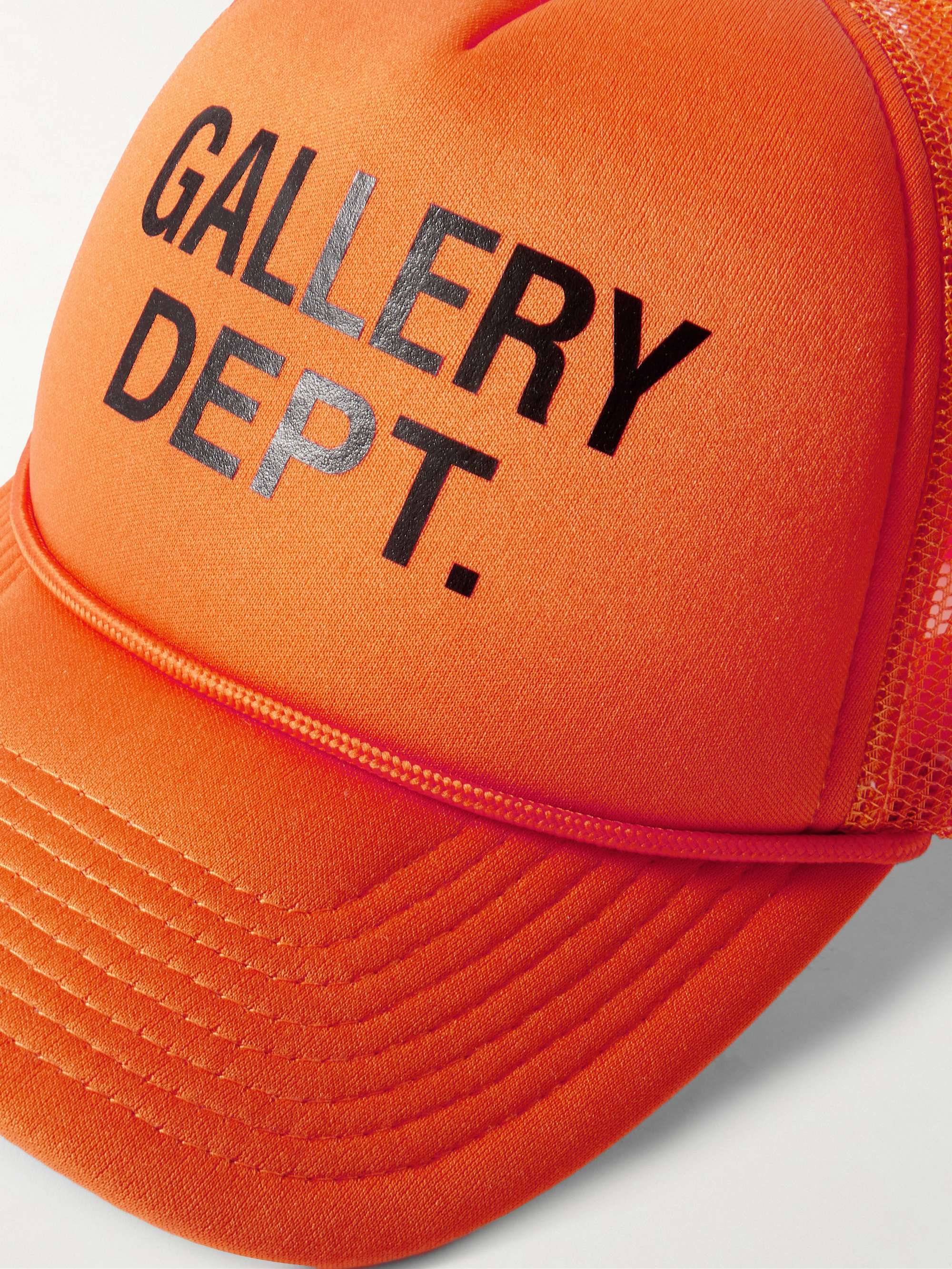 GALLERY DEPT. قبعة تراكر من الإسفنج ونسيج شبكي مزينة بشعار العلامة