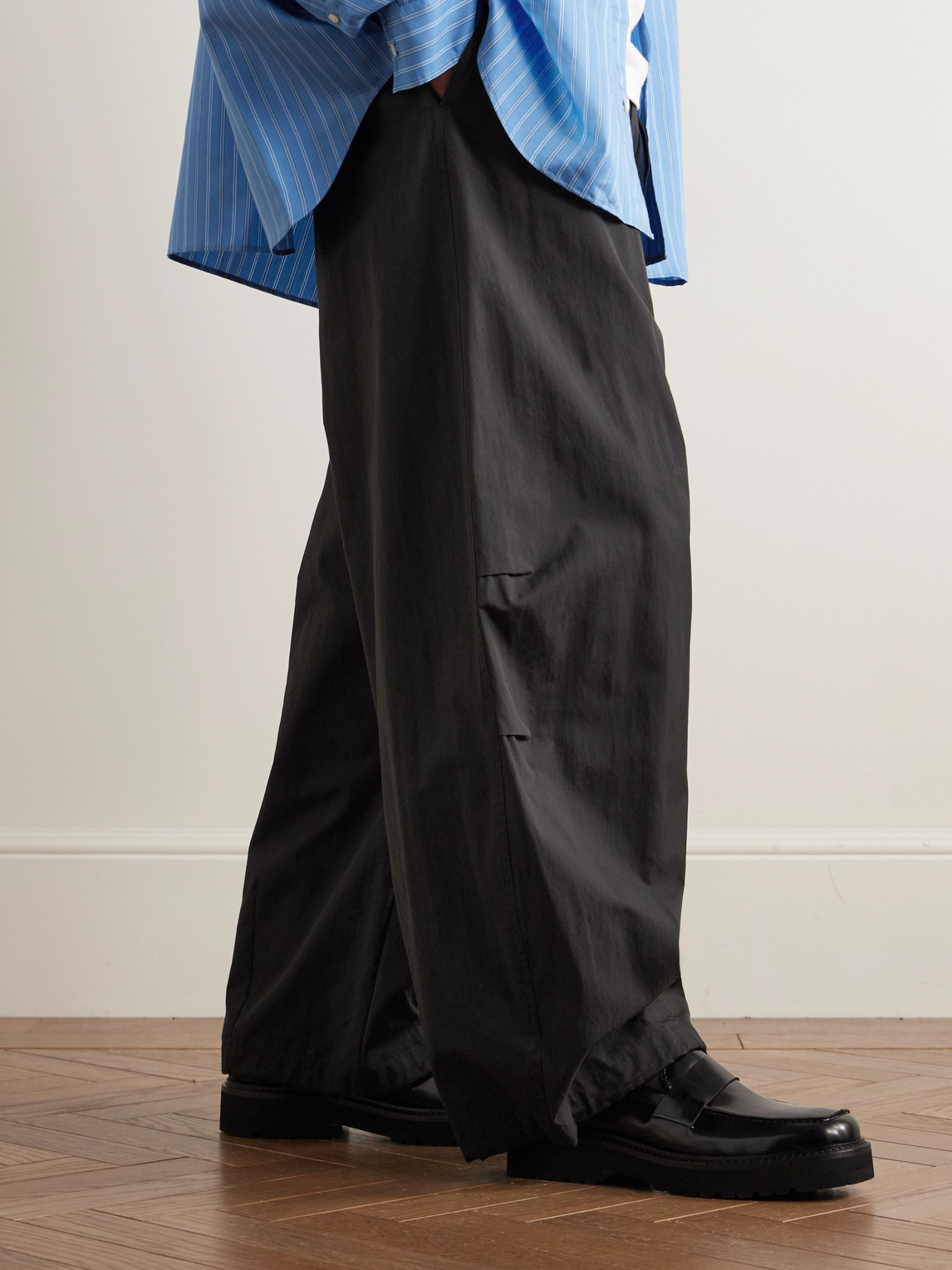 Vinny's Peeters Glossed-leather Loafers In Black