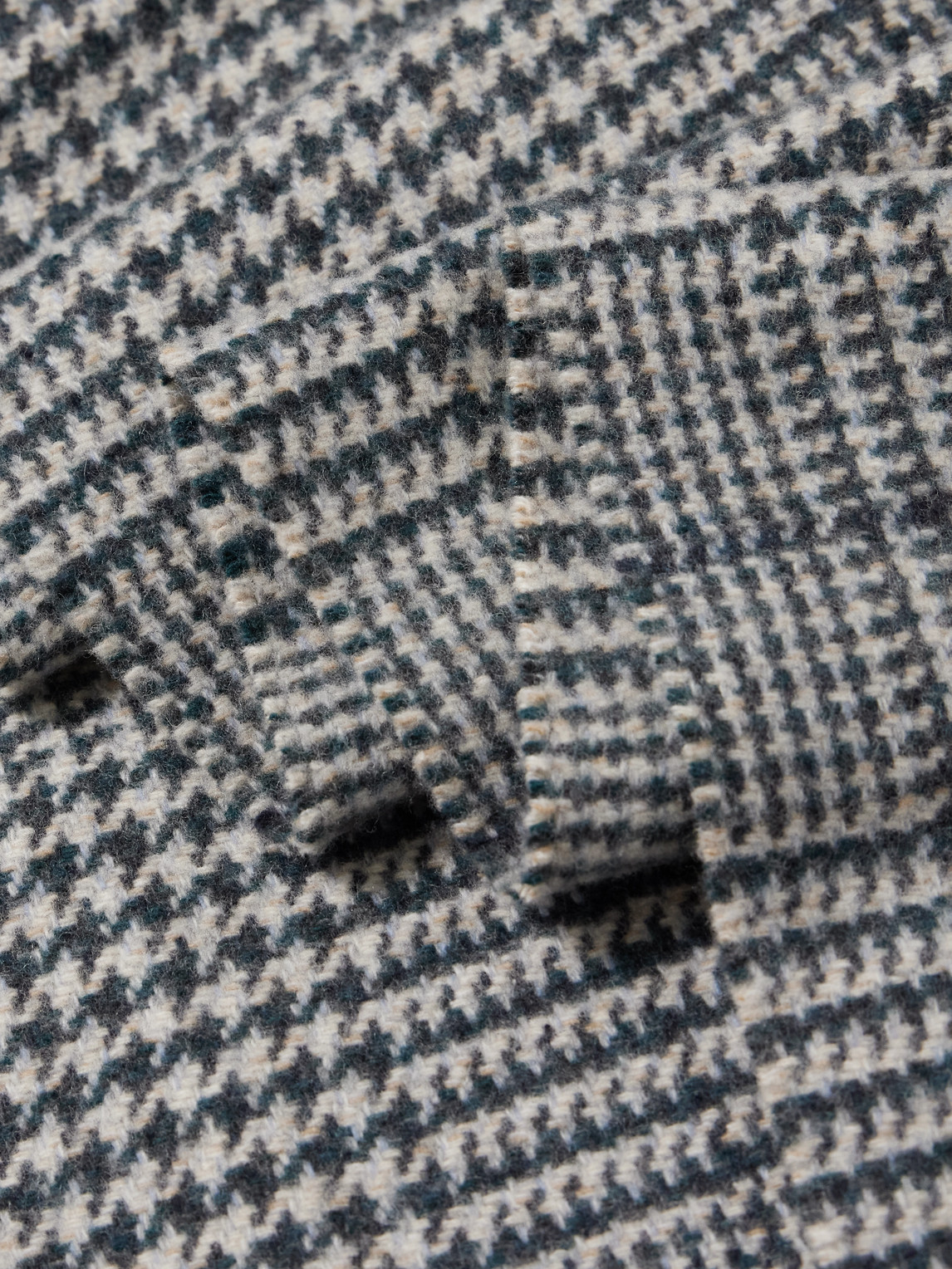 Johnstons Of Elgin Fringed Houndstooth Wool Scarf In Gray