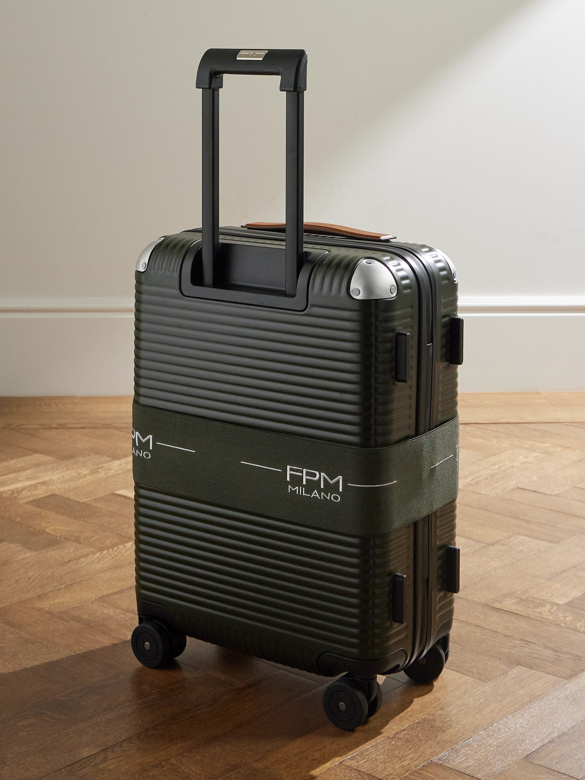 Fpm Milano Bank Zip Deluxe M 55cm Leather-trimmed Polycarbonate Spinner Carry-on Suitcase In Green